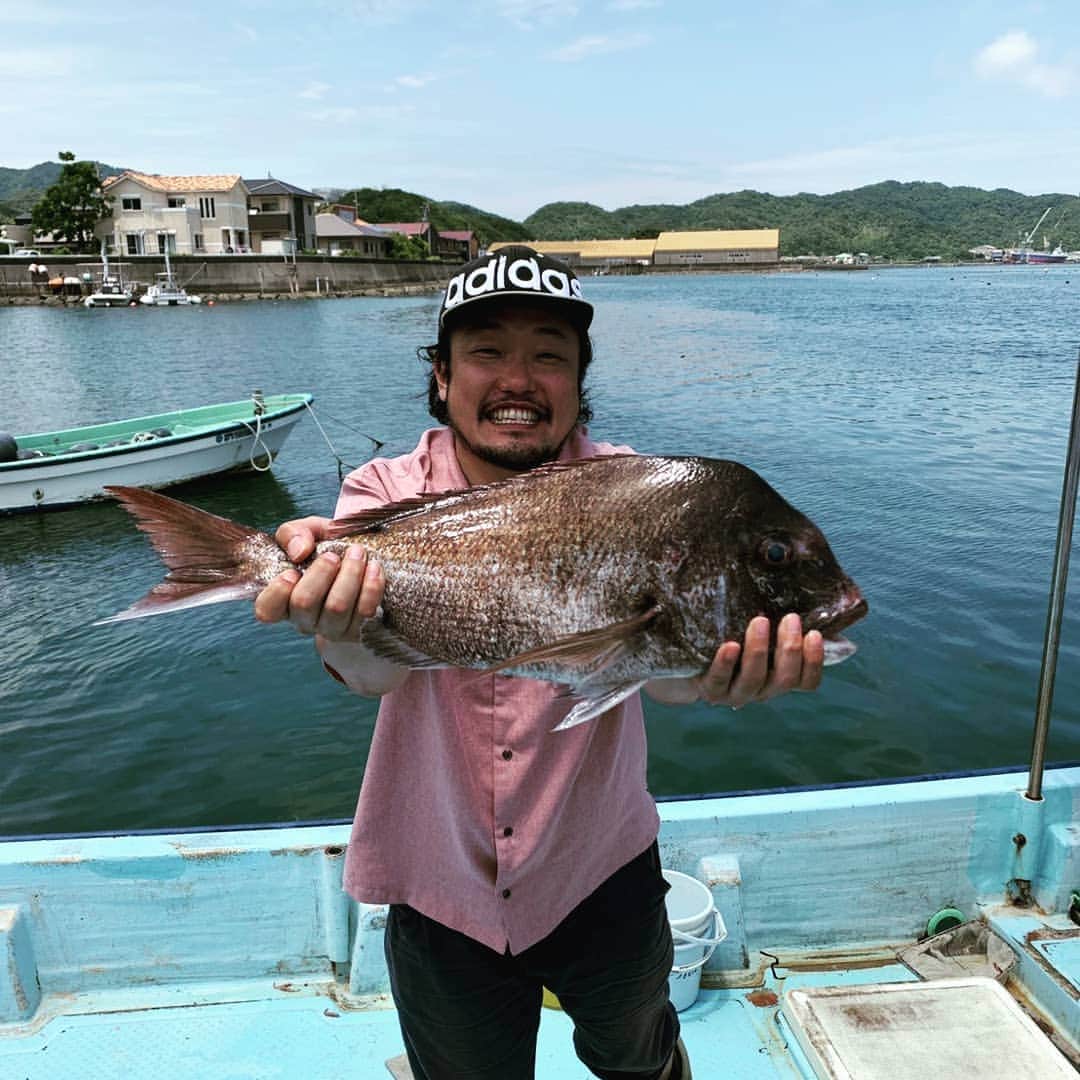 越智翼のインスタグラム：「先日は徳島県の鳴門に釣りに行きました。  初めてのカセ釣り。ウタセエビのエビ撒き釣りでした。  61cmの大きな真鯛が釣れ大満足✨  初めての天然真鯛を釣ることができて楽しかったです✨  また行きたい！  #釣り #ウタセエビ #カセ #鳴門 #真鯛」