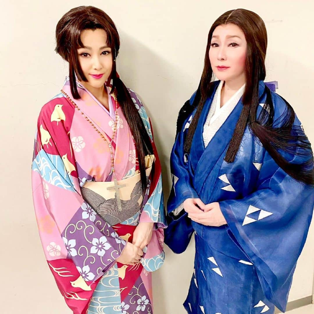 藤原紀香さんのインスタグラム写真 - (藤原紀香Instagram)「大好きな浅野ゆう子さん演じる淀君様と、毎回あの大切な場面を演じられること、本当に嬉しく喜びでした✨ 我が子秀頼公を想うがゆえ 魔界へと堕ちてしまった哀しきお母上様...そんな淀君様の魂を救うべく、その身ひとつでお品は根津甚八殿に連れられ、魔界衆となってしまった淀君様の元へ、死装束で向かいます。 覚悟と使命を胸に淀君様の懐へ飛び込んでゆくこのシーンは稽古場から回を重ねるごとにお母上様への思いが募り募っていきました。ですから、本番となるとますます、毎回この場面が楽しみ仕方がありませんでした。楽しみ...と言いましても、すべてをさらけだし、ゆう子様演じる淀さまとあの場面を演じるわけですので相当の覚悟が必要で、気づけば息をしていないところも多々あり...目の前がクラクラしたこともありました。兎にも角にも、愛する夫の母への嫁としての愛、子を持つ母としての思い、豊臣家を守りぬこうとする豊臣家の女たちの思い...すべてが重なり合い、淀君様への気持ち... もうそれは、〈愛〉を以って〈愛〉を成す、以外の何物でもありませんでした... 続く〜  #浅野ゆう子さん #yukoasano  #淀君  #村井良大さん  #魔界転生2021  #クララお品 #舞台劇  #舞台  #電影活劇 #堤幸彦ワールド  #堤幸彦監督作品  #大千穐楽 #藤原紀香 #紀香 #norika #着物  #舞台メイク  #かつら #日本の歴史  #豊臣家 #天草四郎時貞  #天草四郎 #骨ばみ藤四郎  #骨喰藤四郎」6月17日 9時57分 - norika.fujiwara.official