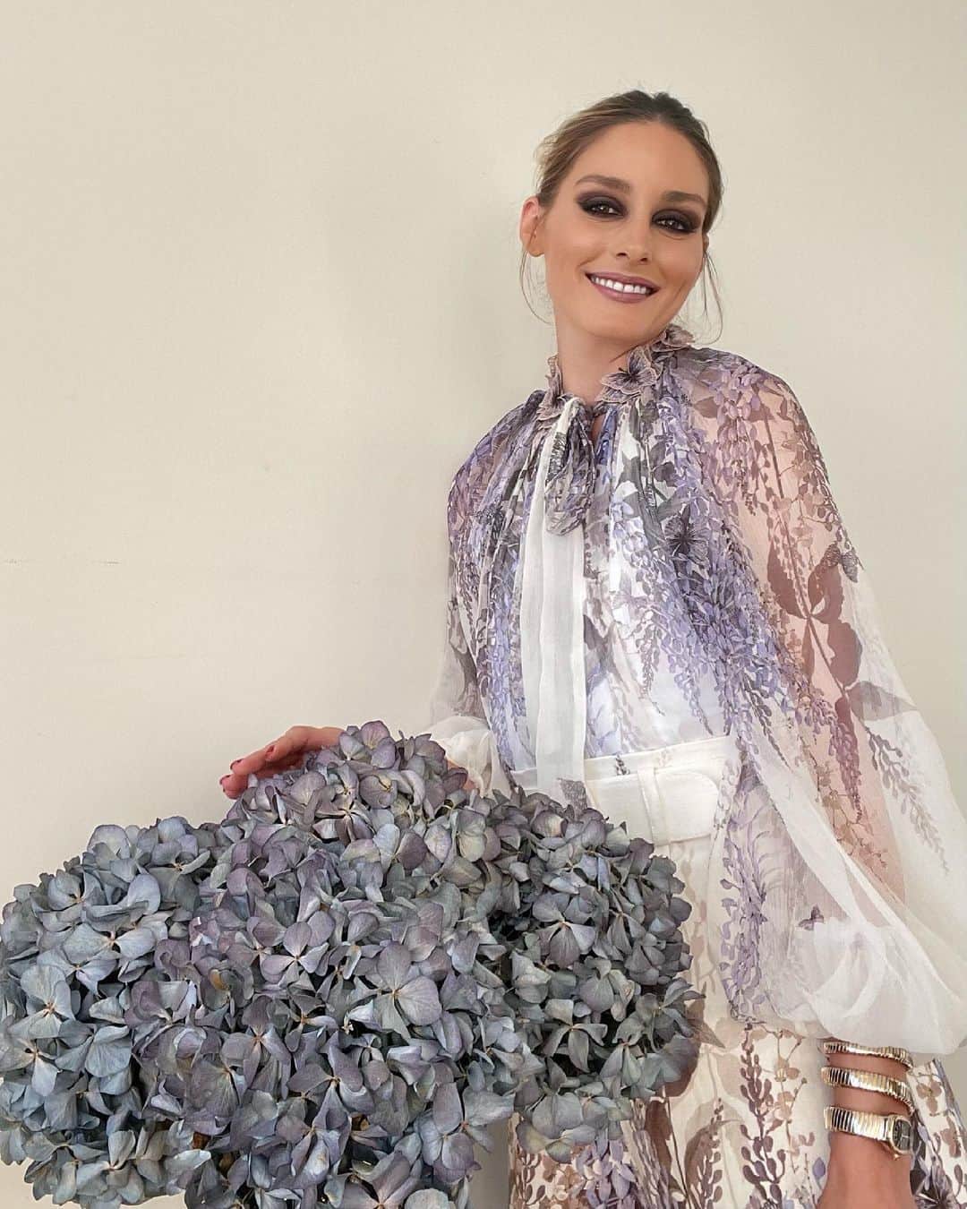 オリヴィア・パレルモのインスタグラム：「When your fashion 👚 matches your florals 💐」