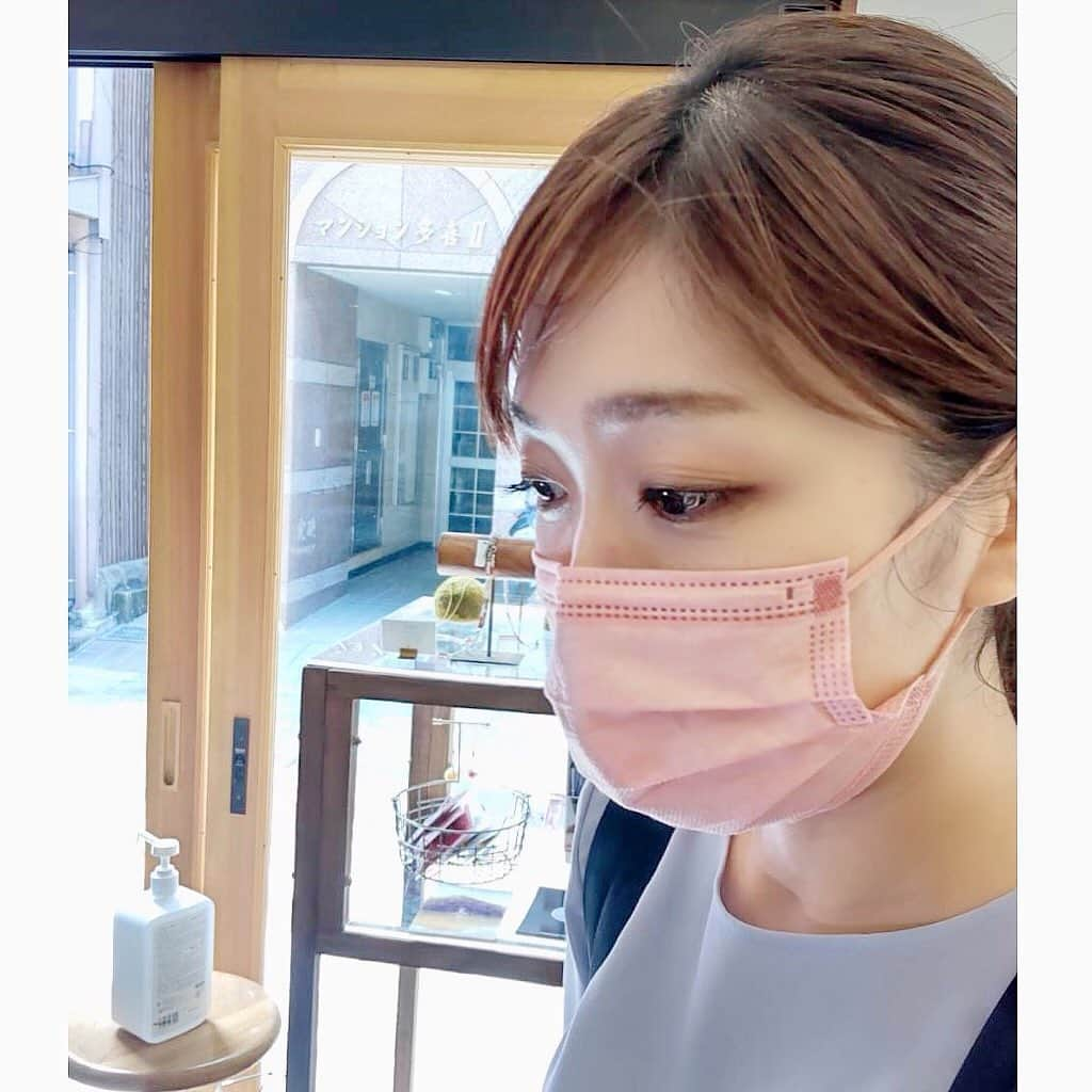 豊崎なつきさんのインスタグラム写真 - (豊崎なつきInstagram)「* 一瞬の隙も逃さない カメラマンがいました  こんな近くでも 全く気づかなかったです  そのカメラマンは パールアクセサリーブランド @pacoral_nagasaki 代表の 荒木さんです✨✨  荒木さんたちがうみだす 可愛いパールアクセサリーも紹介します🌸  自分らしく働く 長崎産パールアクセサリーブランドの 取り組みです🍀  17日(木) 18時15分以降 NBCテレビ3チャンネル 【Pint】  #nagasaki #長崎放送 #アナウンサー #豊﨑なつき #豊﨑アナウンサー #長崎産パール #真珠アクセサリー #対馬のパール」6月17日 5時40分 - natsuki_toyosaki