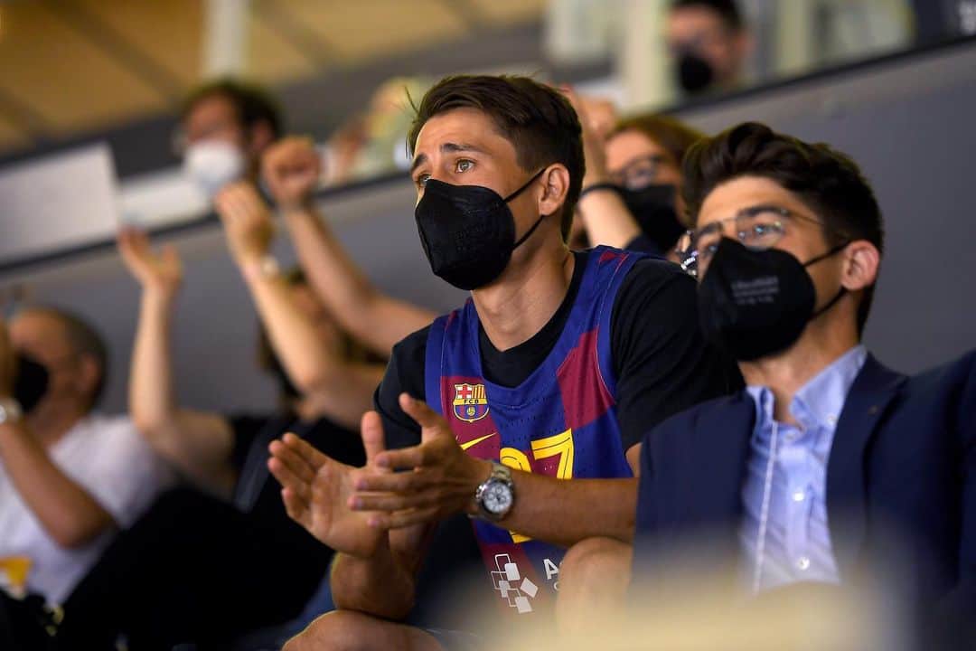ボージャン・クルキッチのインスタグラム：「Ahir vam viure una gran nit gaudint de la victòria i del títol del @FCBbasket!  🏀🏆 // ¡Qué gran noche vivimos ayer disfrutando de la victoria y el título del @FCBbasket!  🏀🏆 // What a great time we had last night enjoying @FCBbasket's win and the title!  🏀🏆」
