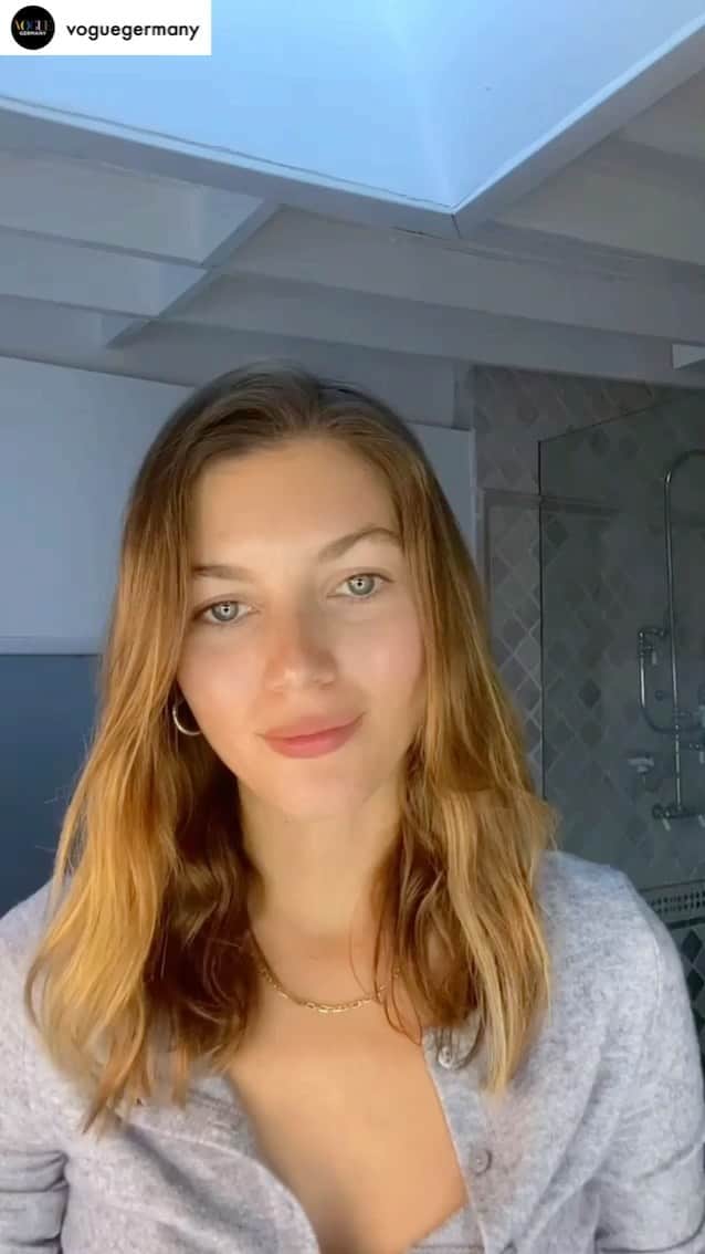ヴァレリー・カウフマンのインスタグラム：「@vogueparis @vogue @vogueitalia using repost_now_app - Russian model @ValeryKaufman shows VOGUE her skincare prep and gives a masterclass on creating an easy, dramatic, smokey-eye look. Shop her favourite make-up products below! #voguegermany #voguebeauty #vogueshopping . Products:   Hydra Shock, by Rexaline  Cleanser, by Dr. Barbara Sturm – https://fave.co/3xkm9xb  Glow Drops, by Dr. Barbara Sturm – https://fave.co/3pLVuqd  Pro Collagen, by Elemis – www.vogue.de/s/douglas  SPF, by First Aid Beauty  Tinted Moisturizer, by Laura Mercier – https://fave.co/3wgh9Jz  Eau Thermale, by Laroche Posay – https://fave.co/35f8sUd  Make-up Sponge, by Beauty Blender – https://fave.co/3xkn00R  Brow Gel, by Anastasia Beverly Hills – www.vogue.de/s/anastasia  Eyelash Curler, by Shu Uemura – https://fave.co/3x7DNEf  Jumbo Eye Pencil, by NYX – www.vogue.de/s/nyx  Eyeshadow Palette, by Tom Ford – www.vogue.de/s/tomford  Mono Eyeshadow, by Dior – https://fave.co/2To3bXO  Glitter Eyeshadow, by Chanel – https://fave.co/3pM39ot  Radiant Creamy Concealer, Vanilla Light 2, by NARS Cosmetics – https://fave.co/3pEO8oq  Mascara, by Ilia – https://fave.co/3iB4VqY  Lipstick, by Givenchy – https://fave.co/3gvunLU  *Usage of affiliate links」