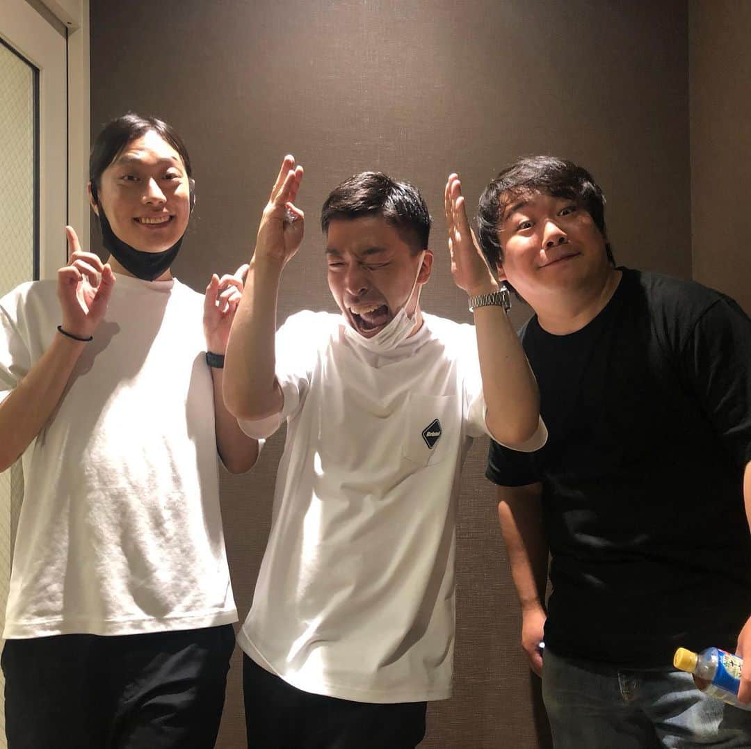 あさひさんのインスタグラム写真 - (あさひInstagram)「そー言えばおもしろ荘トリオだね！in喫煙所の思い出  #エイトブリッジ #ラランド #ダニエルズ」6月17日 6時28分 - daniels_asahi