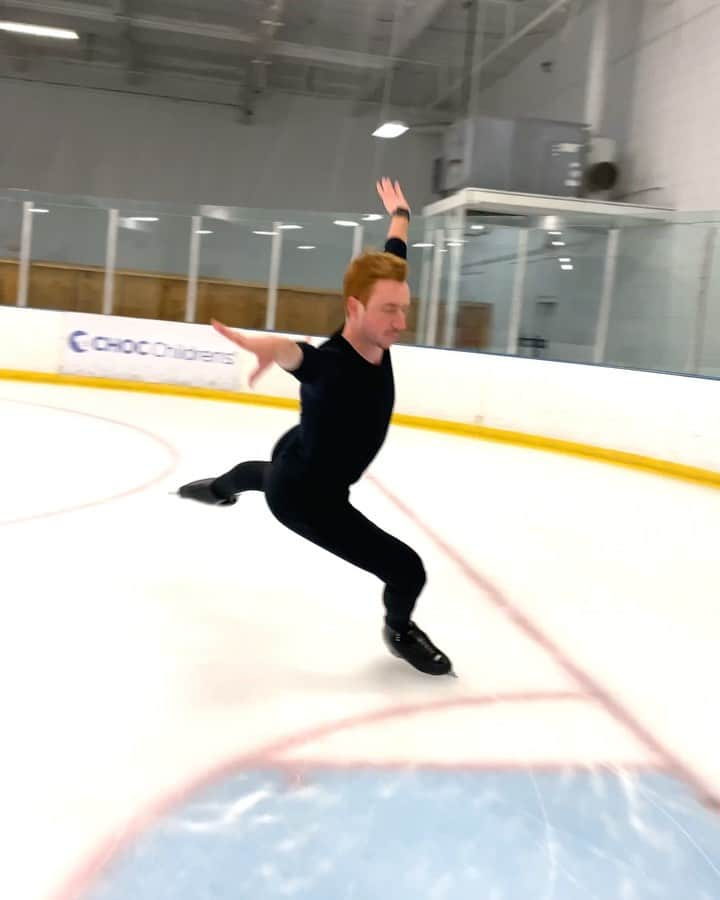 ショーン・ラビットのインスタグラム：「Just feeling the music and enjoying the ice. I hope you enjoy it and smile too! この歌気持ちとアイスで滑る楽しんでる。あなたも楽しんでと笑顔してください。  🎶: @anthonycallea @melbournesymphonyorchestra  ⛸: @iskateriedell @johnwilsonblades  🥼: @gymshark  . . . .  #figureskating  #фигурноекатание #patinajeartistico  #training  #foodie  #fitfam  #travelphotography  #adele #ootd  #iceskating #fitnessmotivation  #gymshark #trainingmotivation #アメリカ #フィギュアスケート  #トレーニング  #アスリート #筋トレ  #モデル  #イケメン  #ファッション  #おしゃれさんと繋がりたい  #今日の服  #いいね返し  #インスタ映え  #可愛い  #羽生結弦 #おはよう #かっこいい #笑顔」