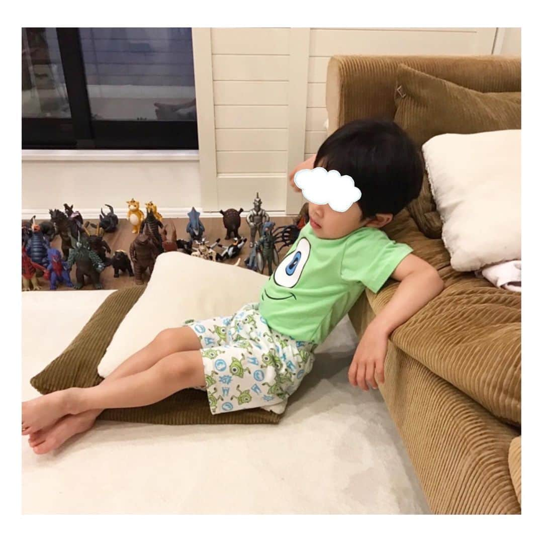 瀬奈じゅんさんのインスタグラム写真 - (瀬奈じゅんInstagram)「⁡ ⁡ ４歳になったとたん、急にやさぐれたか……。 ⁡ 父母、この息子の姿に苦笑。 ⁡ 小っさいおっさん。 ⁡ ⁡ #4歳児 #やさぐれ感 #ハンパない #でも視線の先は #かいじゅうステップワンダバダ #ギャップ萌え #瀬奈じゅん」6月17日 7時04分 - junsena_official