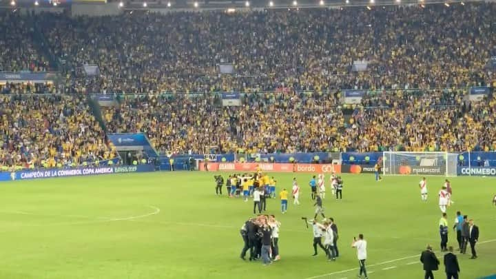 クラウディオ・タファレルのインスタグラム：「Hoje é aniversário desse verdadeiro templo do futebol que é o Maracanã. Ao longo da minha carreira tive a oportunidade e privilégio de presenciar a sua energia única. Para esse aniversário escolhi compartilhar uma memória mais recente, o título da Seleção Brasileira pela Copa América de 2019 em casa. Parabéns Maracanã.」