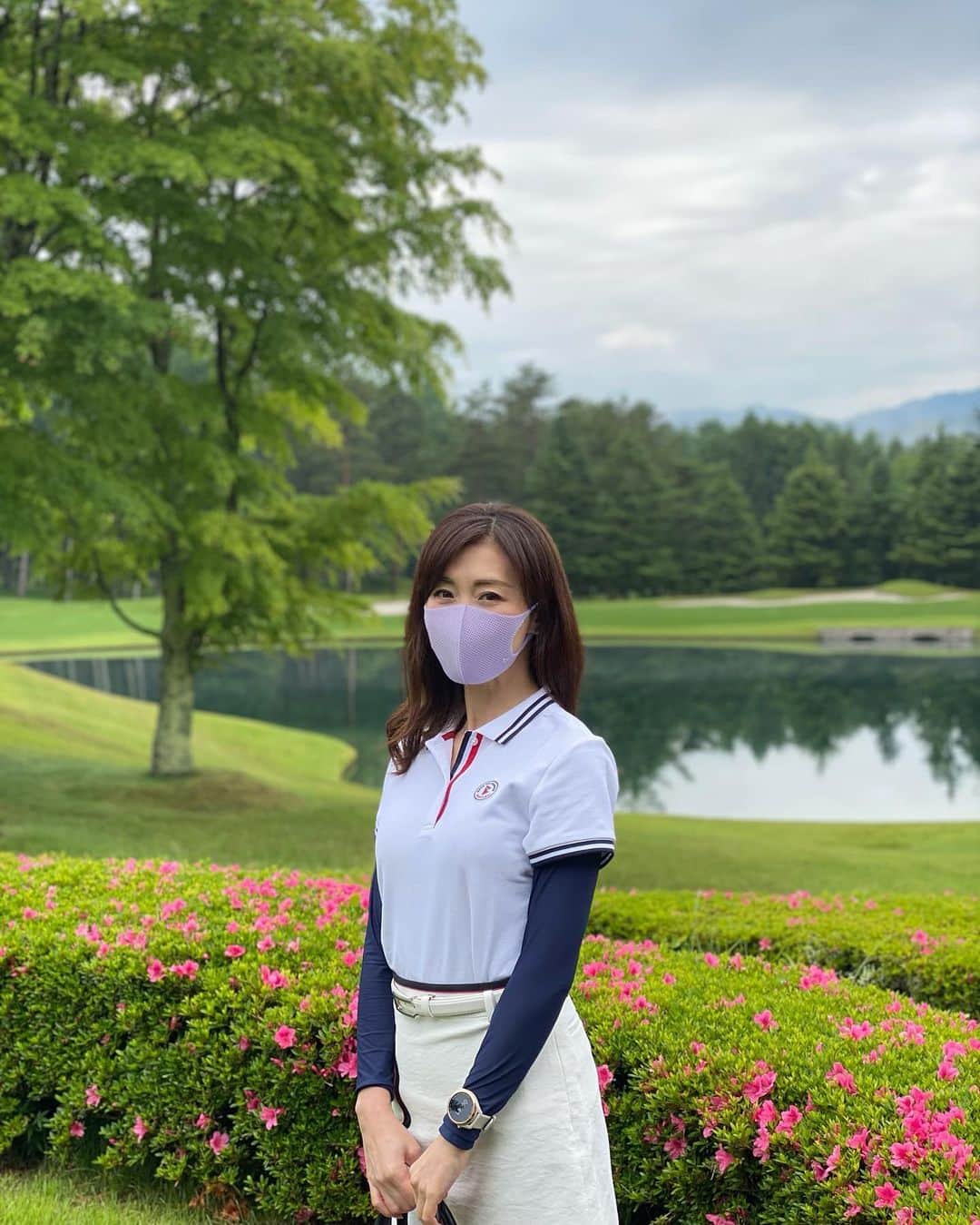 ImotoEtsuyo さんのインスタグラム写真 - (ImotoEtsuyo Instagram)「昨日は　#鳴沢ゴルフ倶楽部 へ。  コースロケーションの美しさは真に圧巻！  キャディ-さんのアドバイスも的確でした。   美しい景観、早起きして良かった〜。 また投稿しますね。  通気性と速乾性に優れたポロシャツは  @barzagli_official_ のもの。 伸縮性にも優れており、 ゴルフのスイングも邪魔しません⛳️  このマスク通気性もよくスポーツの時は 必ずこちらのマスクをつけています。 口紅もつきにくいのでお気に入り。  #マスク　#ポロシャツ  ➡︎ @barzagli_official_ #バルザーリ  ・ ・ #ゴルフ女子  #ゴルフコーデ  #ゴルフ好き  #ゴルフ大好き  #golf  #ゴルフ場  #ゴルフラウンド  #ラウンド  #golfwear  #golfstagram  #golfgirl  #golflife  #golfswing  #鳴沢  #鳴沢村  #マイナスイオン  #癒し」6月17日 8時17分 - bisuhada