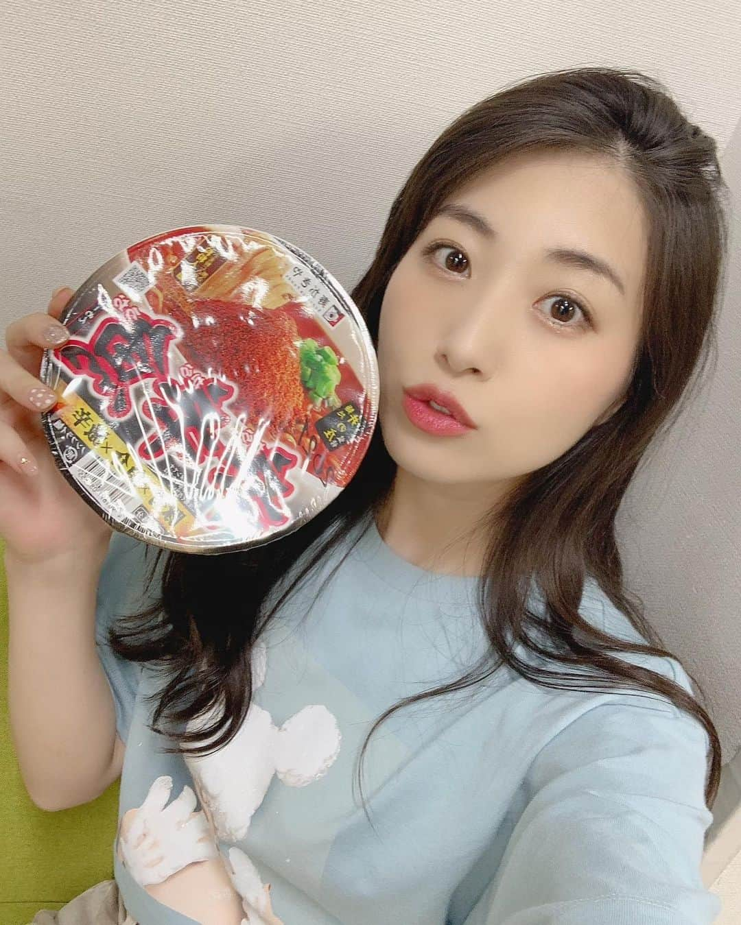 関根ささらさんのインスタグラム写真 - (関根ささらInstagram)「辛いの食べたい🌶🥵🔥 (親不知🦷抜いたので食べられません) . . 食べられなくなるのが分かっていたので、抜歯する前夜に中本の汁なし麻辣麺🌶食べました🥢美味しかったあああ！！！ . . 先日メンバーみんなで辛いものを食べてからすっかりハマってしまいました😨😨この「#辛辛魚 」はメンバーのあいりんが「#BMYHERO! お疲れ様でした🤍🏀」ってプレゼントしてくれたの🥰🥰🙏有難うあいりん！！！ . . 昨日は医師の指示に従いライブを休演いたしまして、第三者目線で放課後プリンセスのライブを楽しみました💓メンバーそれぞれの良いところも、グループとしての課題も見つけられたので、さらにパワーアップしていけるように頑張ります💪🏽🔥 . . 今日も1日笑顔で過ごしましょう♡🌈 . . P.S. Tシャツ可愛い🥳🥳 #ユニクロ ✖️#ディズニー✖️#吉田ユニ コラボTです☁️  . . #激辛 #激辛グルメ #激辛ラーメン #激辛部 #激辛好き #辛いもの好き #辛いもの好きな人と繋がりたい #アイドル #idol #japaneseidol #japanesegirl #selfie #selca #selcagram #selfiequeen #uniqlo #disney #disneyoutfit #disneygram #disneyootd #ootd #uniqloコーデ」6月17日 8時39分 - sasarasekine