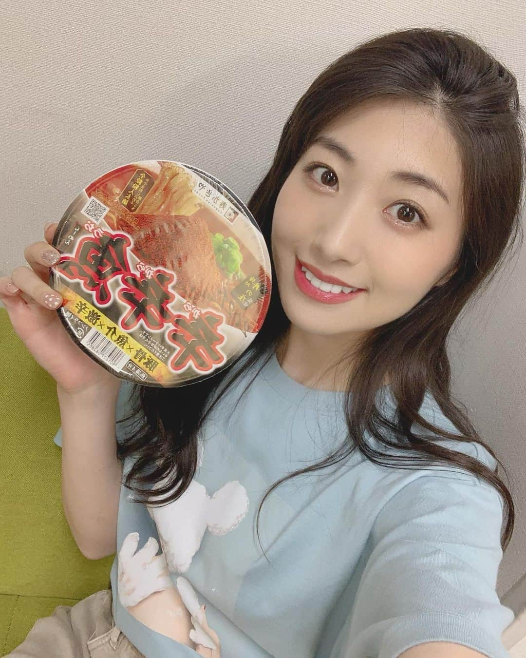 関根ささらさんのインスタグラム写真 - (関根ささらInstagram)「辛いの食べたい🌶🥵🔥 (親不知🦷抜いたので食べられません) . . 食べられなくなるのが分かっていたので、抜歯する前夜に中本の汁なし麻辣麺🌶食べました🥢美味しかったあああ！！！ . . 先日メンバーみんなで辛いものを食べてからすっかりハマってしまいました😨😨この「#辛辛魚 」はメンバーのあいりんが「#BMYHERO! お疲れ様でした🤍🏀」ってプレゼントしてくれたの🥰🥰🙏有難うあいりん！！！ . . 昨日は医師の指示に従いライブを休演いたしまして、第三者目線で放課後プリンセスのライブを楽しみました💓メンバーそれぞれの良いところも、グループとしての課題も見つけられたので、さらにパワーアップしていけるように頑張ります💪🏽🔥 . . 今日も1日笑顔で過ごしましょう♡🌈 . . P.S. Tシャツ可愛い🥳🥳 #ユニクロ ✖️#ディズニー✖️#吉田ユニ コラボTです☁️  . . #激辛 #激辛グルメ #激辛ラーメン #激辛部 #激辛好き #辛いもの好き #辛いもの好きな人と繋がりたい #アイドル #idol #japaneseidol #japanesegirl #selfie #selca #selcagram #selfiequeen #uniqlo #disney #disneyoutfit #disneygram #disneyootd #ootd #uniqloコーデ」6月17日 8時39分 - sasarasekine