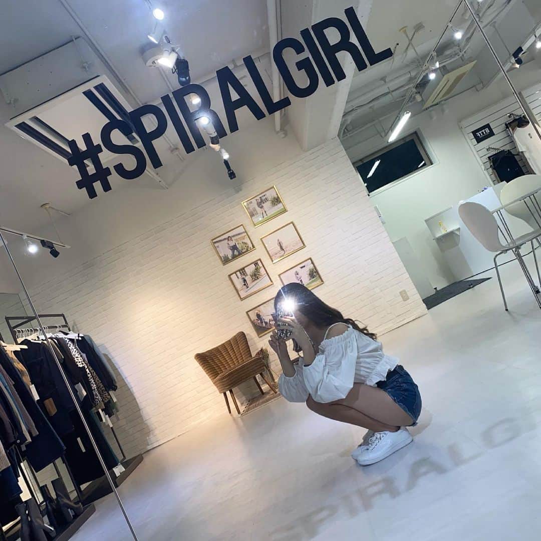 清水英実のインスタグラム：「#spiralgirl さんの展示会いってきた🤍 可愛すぎて爆買いした届くの楽しみっ!!」
