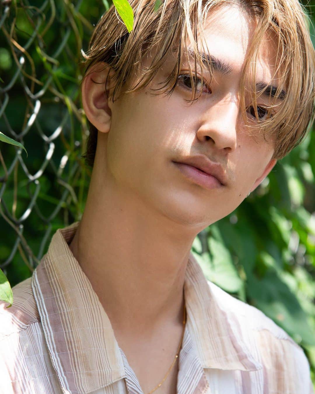 雄三 雨宮さんのインスタグラム写真 - (雄三 雨宮Instagram)「Yuzo Amemiya June style  ブロンドセンターパートに プチローライトでコントラストを！ スタイリングはサクッとバームで！  hair @amezooon  model @gen.a1  photo @ryok.1020   #センターパート #ディカプリオ #ディカプリオヘア  #メンズヘア  #メンズヘア美容師 #メンズ美容師 #メンズ髪型 #メンズカット #メンズスタイル #メンズパーマ #パーマヘア #パーマ男子 #パーマ #スパイラルパーマ #メンズスパイラルパーマ #ツイストスパイラルパーマ #ツイストパーマ #ツイスト #スパイラルパーマ #イケメンヘア #ハイトーン #ハイトーンカラー #ハイトーンメンズ #ハイライトヘア #ハイライト髪型 #ハイトーン髪型 #YouTube #oceantokyo #oceantokyoOVER」6月17日 19時44分 - amezooon