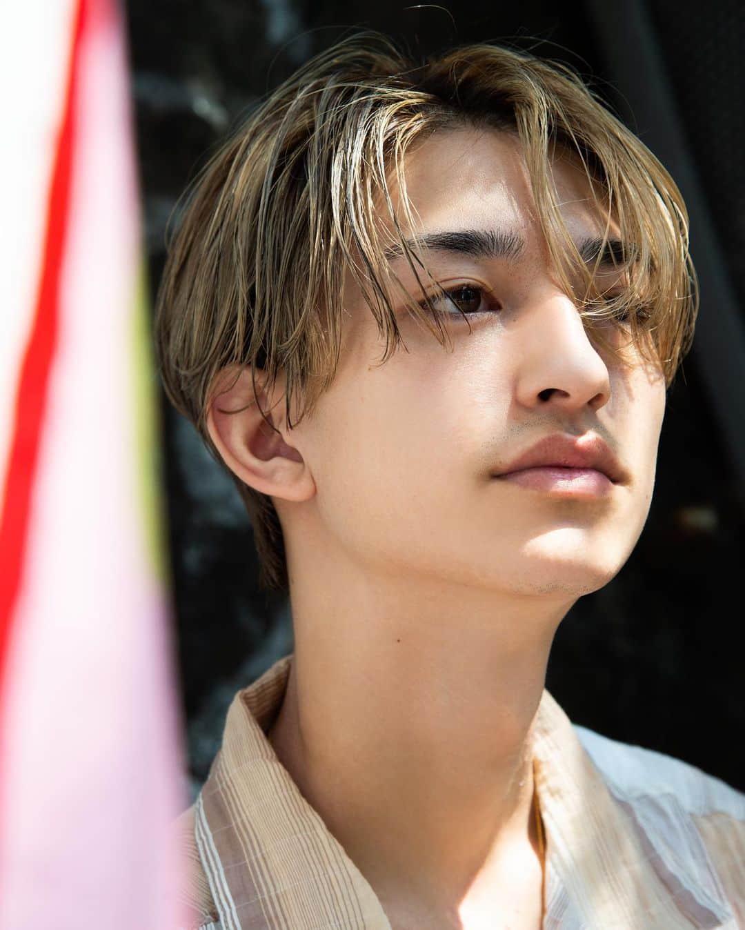 雄三 雨宮さんのインスタグラム写真 - (雄三 雨宮Instagram)「Yuzo Amemiya June style  ブロンドセンターパートに プチローライトでコントラストを！ スタイリングはサクッとバームで！  hair @amezooon  model @gen.a1  photo @ryok.1020   #センターパート #ディカプリオ #ディカプリオヘア  #メンズヘア  #メンズヘア美容師 #メンズ美容師 #メンズ髪型 #メンズカット #メンズスタイル #メンズパーマ #パーマヘア #パーマ男子 #パーマ #スパイラルパーマ #メンズスパイラルパーマ #ツイストスパイラルパーマ #ツイストパーマ #ツイスト #スパイラルパーマ #イケメンヘア #ハイトーン #ハイトーンカラー #ハイトーンメンズ #ハイライトヘア #ハイライト髪型 #ハイトーン髪型 #YouTube #oceantokyo #oceantokyoOVER」6月17日 19時44分 - amezooon