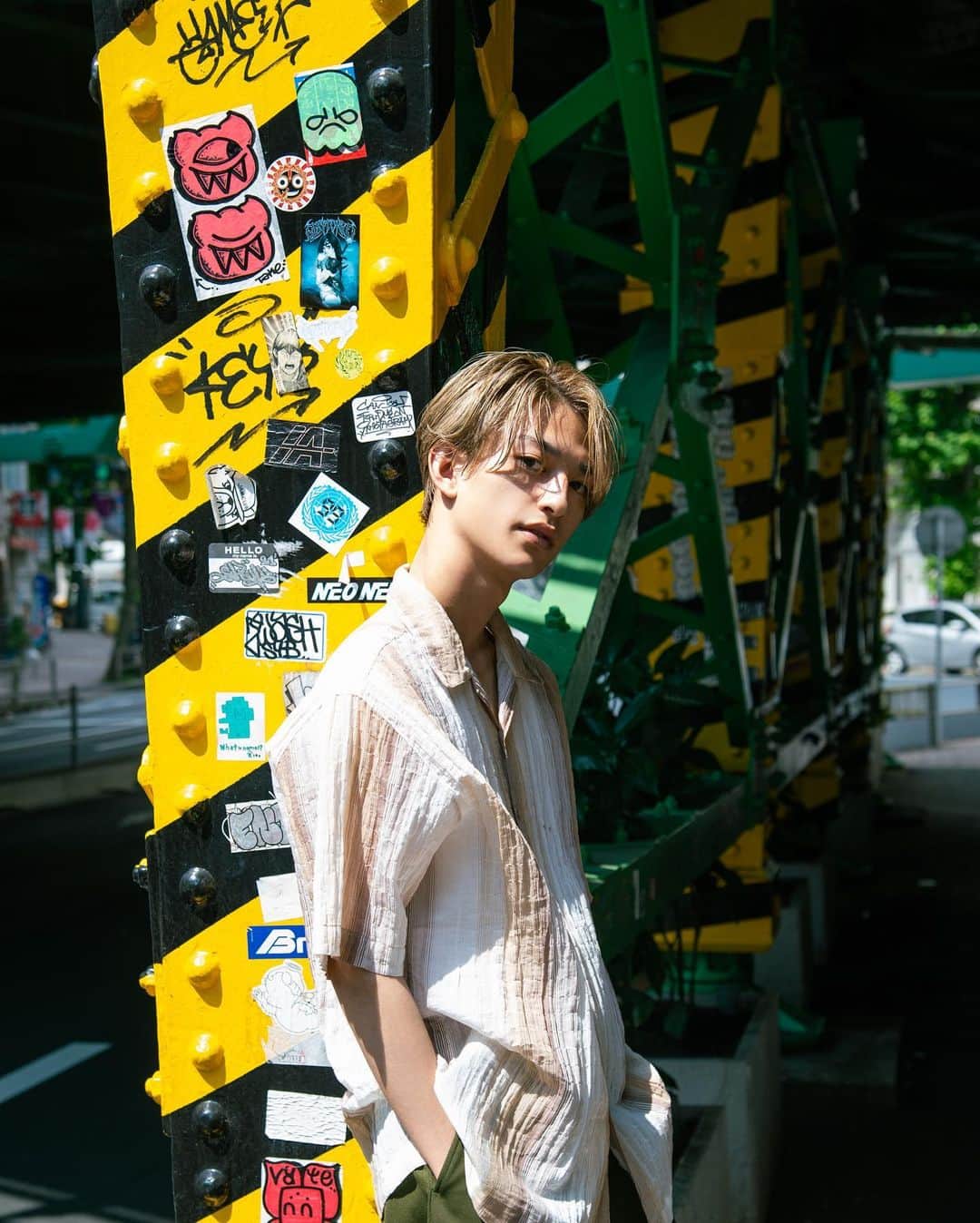 雄三 雨宮さんのインスタグラム写真 - (雄三 雨宮Instagram)「Yuzo Amemiya June style  ブロンドセンターパートに プチローライトでコントラストを！ スタイリングはサクッとバームで！  hair @amezooon  model @gen.a1  photo @ryok.1020   #センターパート #ディカプリオ #ディカプリオヘア  #メンズヘア  #メンズヘア美容師 #メンズ美容師 #メンズ髪型 #メンズカット #メンズスタイル #メンズパーマ #パーマヘア #パーマ男子 #パーマ #スパイラルパーマ #メンズスパイラルパーマ #ツイストスパイラルパーマ #ツイストパーマ #ツイスト #スパイラルパーマ #イケメンヘア #ハイトーン #ハイトーンカラー #ハイトーンメンズ #ハイライトヘア #ハイライト髪型 #ハイトーン髪型 #YouTube #oceantokyo #oceantokyoOVER」6月17日 19時44分 - amezooon