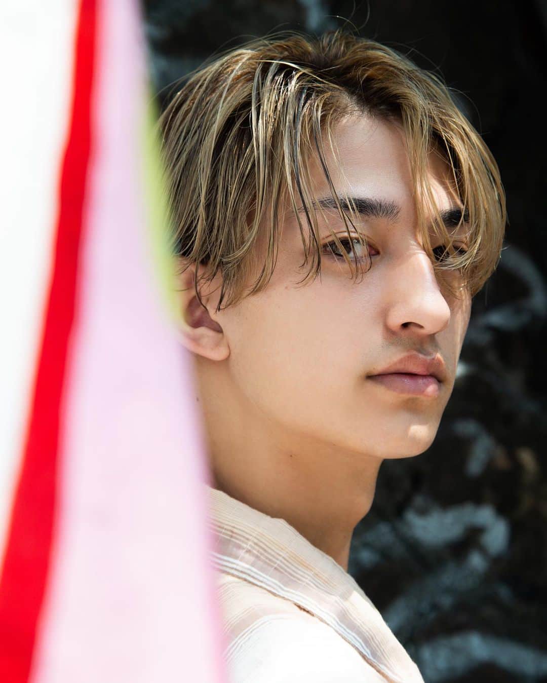雄三 雨宮さんのインスタグラム写真 - (雄三 雨宮Instagram)「Yuzo Amemiya June style  ブロンドセンターパートに プチローライトでコントラストを！ スタイリングはサクッとバームで！  hair @amezooon  model @gen.a1  photo @ryok.1020   #センターパート #ディカプリオ #ディカプリオヘア  #メンズヘア  #メンズヘア美容師 #メンズ美容師 #メンズ髪型 #メンズカット #メンズスタイル #メンズパーマ #パーマヘア #パーマ男子 #パーマ #スパイラルパーマ #メンズスパイラルパーマ #ツイストスパイラルパーマ #ツイストパーマ #ツイスト #スパイラルパーマ #イケメンヘア #ハイトーン #ハイトーンカラー #ハイトーンメンズ #ハイライトヘア #ハイライト髪型 #ハイトーン髪型 #YouTube #oceantokyo #oceantokyoOVER」6月17日 19時44分 - amezooon