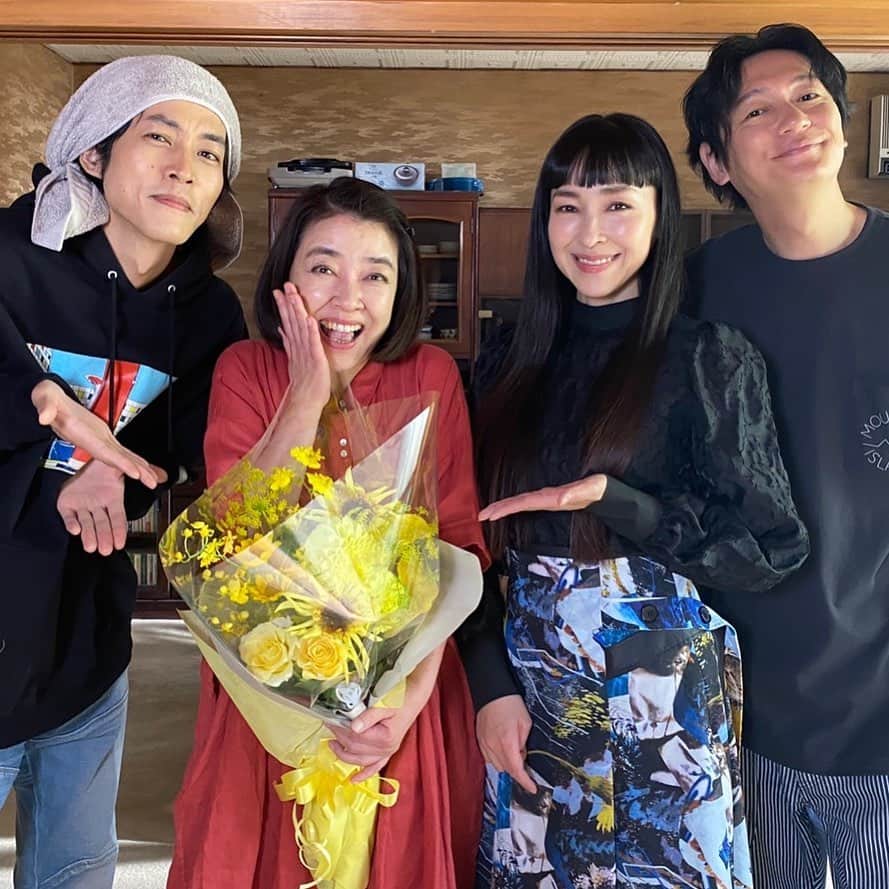 岸本加世子のインスタグラム：「「あの時キスしておけば」明日最終回。 #あのときキスしておけば #あのキス #松坂桃李#井浦新#麻生久美子#あのキスロス」