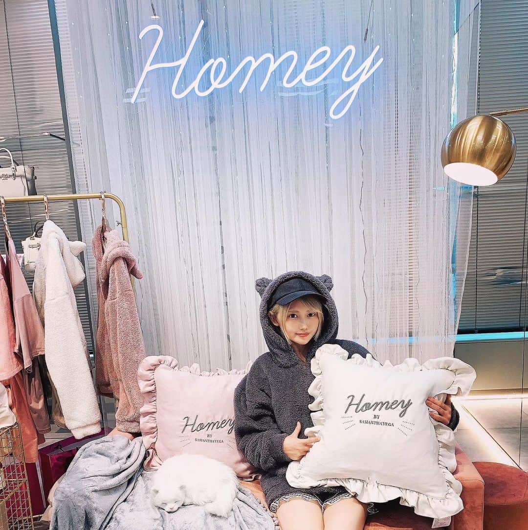 篠崎こころのインスタグラム：「willselectionさんやREDYAZELさんの展示会に いってきました✨ たくさんオーダーしたので 秋冬が今からとってもたのしみ🍁  #redyazel  #willselection  #samantha」