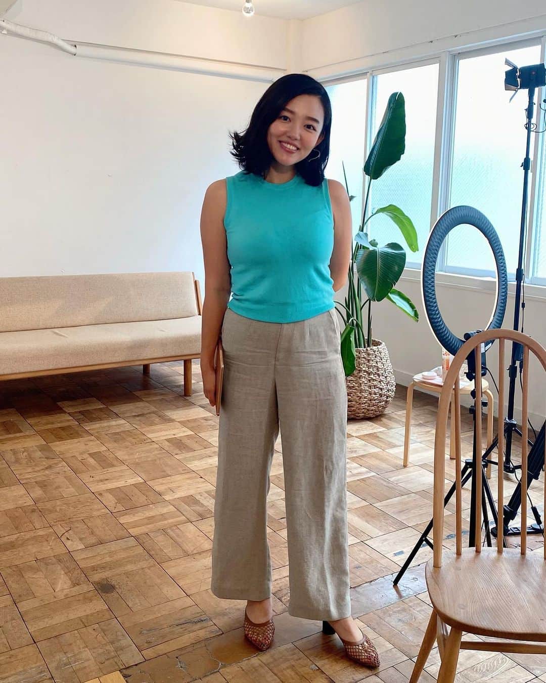 阿部優貴子のインスタグラム：「youtubeの撮影でおしゃれスタジオ。 テーマは、私自身が今最も興味のある #ネントレ　🤣👶🤣👶🤣👶 赤ちゃんの睡眠の専門家の先生を お招きしてじっくり お話をお伺いしましたよ✌️ 久しぶりのお仕事、 とっても楽しかったです🌱 サポートしてくれた家族にも感謝！🙏  また更新も再開していきますので、 お楽しみに😌🙏  #ネントレ#ねんねトレーニング  #子育て#子育てママ#新米ママ #令和3年ベビー #あべゆきmamalife #あべゆきchannel」