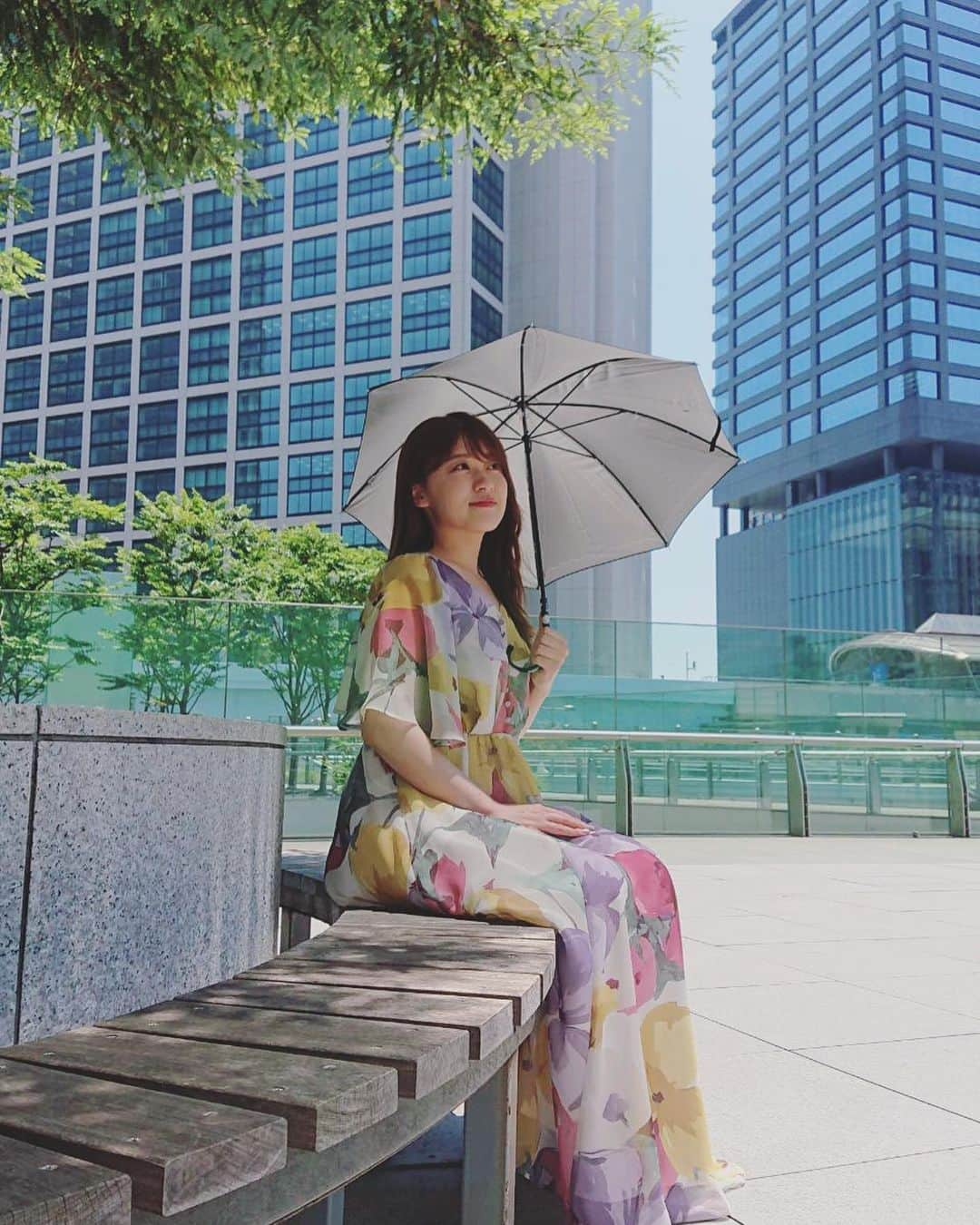 尾崎里紗さんのインスタグラム写真 - (尾崎里紗Instagram)「朝、急にラルフ鈴木アナから連絡がきたので、 何事かと思ったら、 「貴婦人、送ります。」と この2枚が届きました✉️🕊 写真のわたしもまんざらでもない顔してる・・笑  毎日蒸し暑いですが、 水分と睡眠しっかりとりながら 体調整えていきましょう😆🌱 . #ラルフアナ命名 #貴婦人（風） #日差しが強くてすでに焼けました #まだ6月　#されど6月　#☀️」6月17日 19時23分 - ozaki.risa