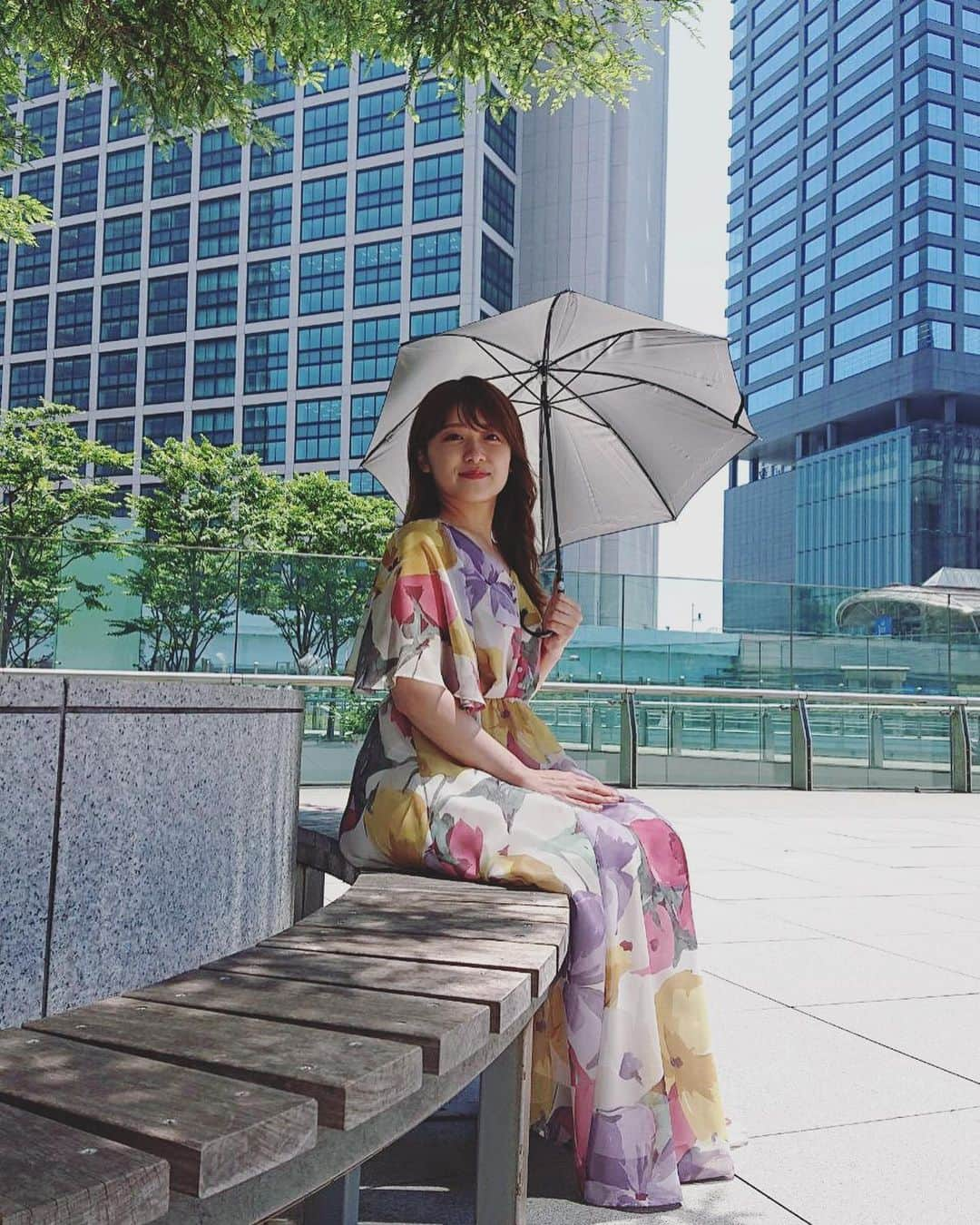 尾崎里紗さんのインスタグラム写真 - (尾崎里紗Instagram)「朝、急にラルフ鈴木アナから連絡がきたので、 何事かと思ったら、 「貴婦人、送ります。」と この2枚が届きました✉️🕊 写真のわたしもまんざらでもない顔してる・・笑  毎日蒸し暑いですが、 水分と睡眠しっかりとりながら 体調整えていきましょう😆🌱 . #ラルフアナ命名 #貴婦人（風） #日差しが強くてすでに焼けました #まだ6月　#されど6月　#☀️」6月17日 19時23分 - ozaki.risa