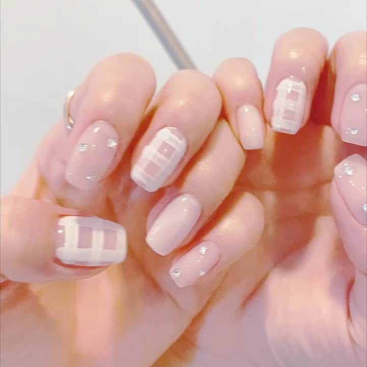 藤川沙弥のインスタグラム：「𝑔𝑖𝑛𝑔ℎ𝑎𝑚 𝑁𝑎𝑖𝑙 🌼 今回もめちゃくちゃお気に入り💅🏻 ちゅるん感がかわいい🥚☁️ @hannie__nail  はっちの産休前ラストネイル🥺👶🏻❤️❤️ いつもありがとう🧸🤍」