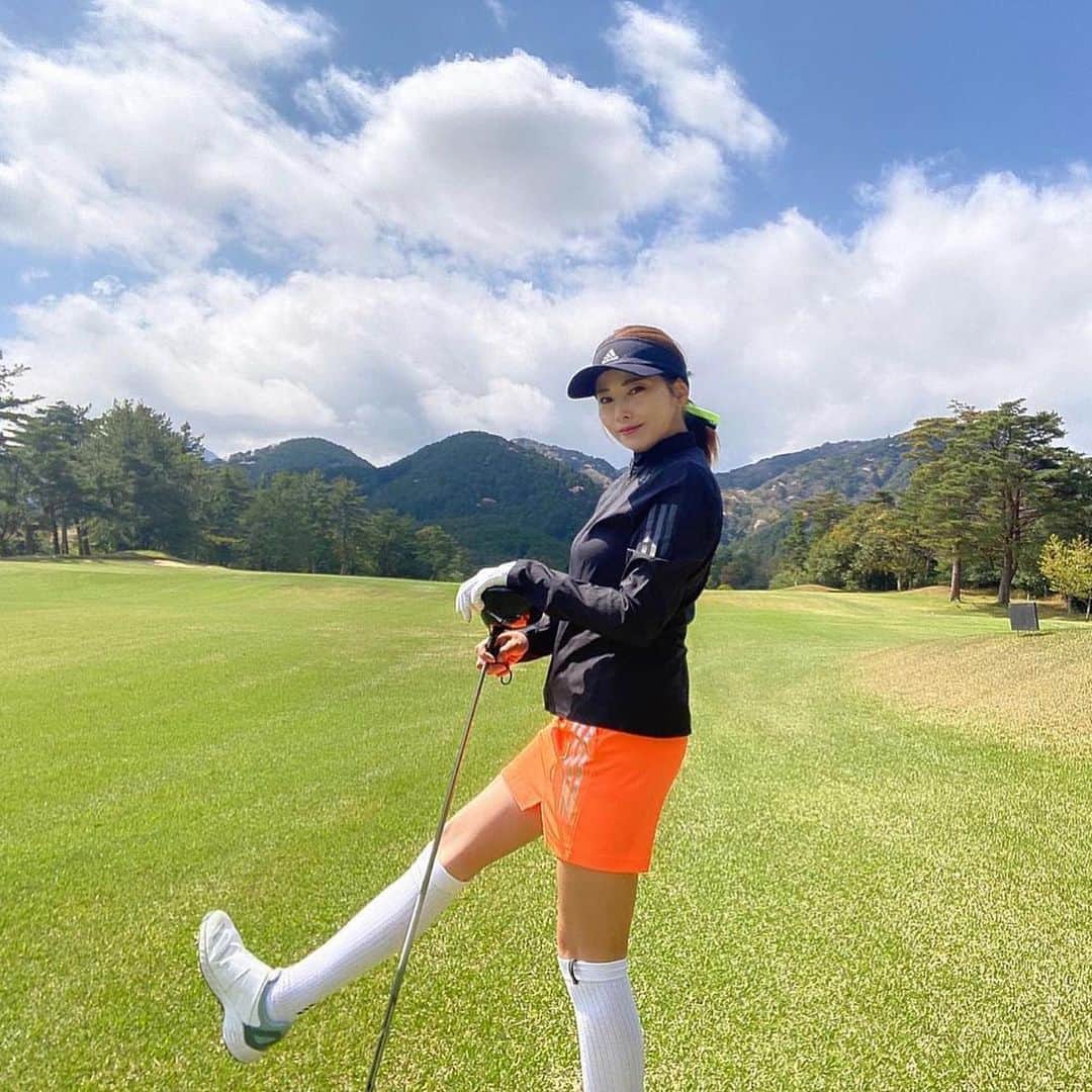 ❤️cutie.jp❤️【キューピー】のインスタグラム：「ゴルフ美女特集🏌️‍♀️ * 今回ご紹介させて頂きますのは 初めてのご紹介になります * Yukiさん＜@snow122_golf＞のお美しいお写真です📷✨ * ゴルフバイヤーのYUKIさん * ゴルフや野球、旅行が大好きなYUKIさん * 久々にこの言葉を使います....🥺 * お顔が黄金比、お綺麗すぎです😍 * そしてこちらのコーデなのですがとてもおかわです🥺 * 全身アディダスのコーデで組まれております * オレンジスカートがとてもゴルフ場に映えております😍 * アディダスはラインが綺麗でストレッチも効くので動きやすいから良いですよね✨ * とんでもなくかわみで御座いました😆  Yukiさん 眼福なお写真誠にありがとうございました🥺 これからもこのような素敵な投稿楽しみにしております💓 ＿＿＿＿＿＿＿＿＿＿＿＿＿＿＿＿ ◆◇◆◇◆◇◆◇◆◇◆◇◆◇◆◇ ￣￣￣￣￣￣￣￣￣￣￣￣￣￣￣￣ 紹介をご希望の方は 投稿の写真へのタグ(@cutie.jp) と #キューティー のタグ付けをお願い致します💗💗 ◆◇◆◇◆◇◆◇◆◇◆◇◆◇◆◇ @snow122_golf #美人 #かわいい #綺麗 #モデル #ごるふ女子 #ゴルフ女子 #ゴルフウェア #ゴルフコーデ #ゴルフすきな人と繋がりたい #instagood #fashion #instagram #makeup #cute #cutie #kawaii #model」
