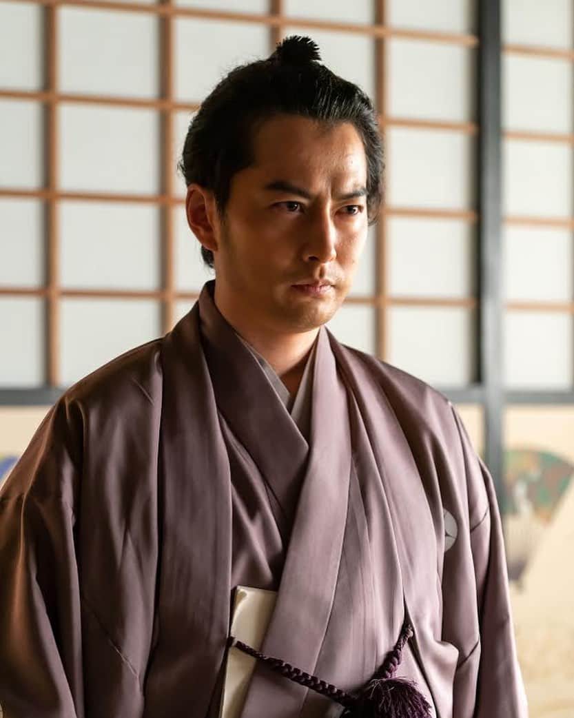 石黒英雄のインスタグラム：「大富豪同心2 明日4話から参加させて頂きます。 どうぞよろしくお願いします。 . 6月18日（金） 午後8:00〜午後8:45  幸千代を殺し損ねた大奥御年寄・富士島（萬田久子）は、大名梅本家の三男・源之丞（石黒英雄）を、卯之吉（中村隼人）の友人とは知らずに仲間に引き入れる。一方、江戸の外れの塗師の仕事場で死骸が動くという幽霊怪事件が発生、同心・八巻に身を窶した幸千代が現場を捜査するが、謎は深まるばかり。その頃、弟の幸千代を思いやり、上様から葵の御紋入りの食器が賜われることとなったことを富士島から告げられる。」