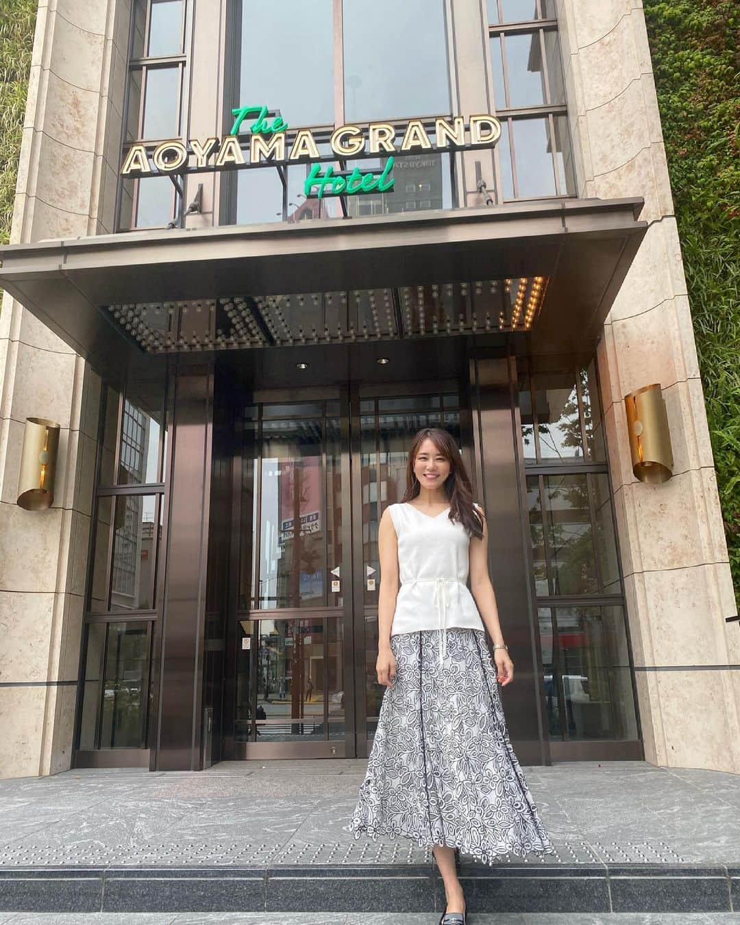 佐野真彩さんのインスタグラム写真 - (佐野真彩Instagram)「先日　@mystrada_official の展示会に行った時の💐 載せてなかった💦💦  ここのお洋服は、お仕事でもプライベートでも着られるので沢山持ってます💓 丈感が長めなのも長身からすると嬉しい☺️ プレスの方も優しくてお喋りが楽しくて、毎回の展示会が楽しみなブランドです🥰  さて、 今年も日焼けしないように日傘をさして頑張ってます🌂　 こちらの日傘は新しいものなので記念に撮りました（日陰で）☺️  #mystrada #マイストラーダ　#サンバリア100 #サンバリア #ワンピースコーデ #映えスカート　#お出かけコーデ #長身コーデ #aoyamagrandhotel」6月17日 11時25分 - sano.maya