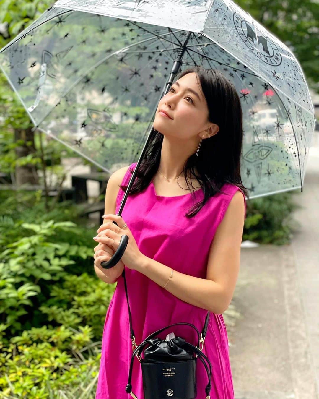 石井里奈さんのインスタグラム写真 - (石井里奈Instagram)「こんにちは⛱💕✨ . 梅雨真っ只中☔️ いつ降るか分からないので傘を持ち歩いてることも最近多いよね🙆‍♀️ そんな梅雨コーデ💕 . dress... @lilirena_  sandals... @zara bag&umbrella... @metrocity.japan  . お気に入りの @metrocity.japan のバッグ❤️本当にどんなコーデでも合わせやすくて皮もしっかりしていて使いやすい！ . しかも！ @metrocity.japan 指定の投稿をリポストした人の中から抽選で１人にこの私が使ってるのと同じバッグと先着100名全員にこの傘をプレゼントするみたい❤️ . 傘も形が丸くて可愛くて雨でも気分が上がるよ👍💕 . ぜひ参加してみてね💕 . #METROCITY #METROCITYMilano #メトロシティ #BACIOBORSA #MM3301 #りなまるコーデ #梅雨コーデ #雨の日コーデ #umbrella #傘 #ビニール傘 #ファッション通販 #lilirena #カラードレス #パープル #紫 #purple #6月コーデ #コーデ #コーディネート #今日のコーデ #きょコ #ファッション #ワンピース #ワンマイルウェア #ワンマイルコーデ #韓国ファッション #イタリア #ブランドバッグ #italy」6月17日 12時06分 - ri7tin1025