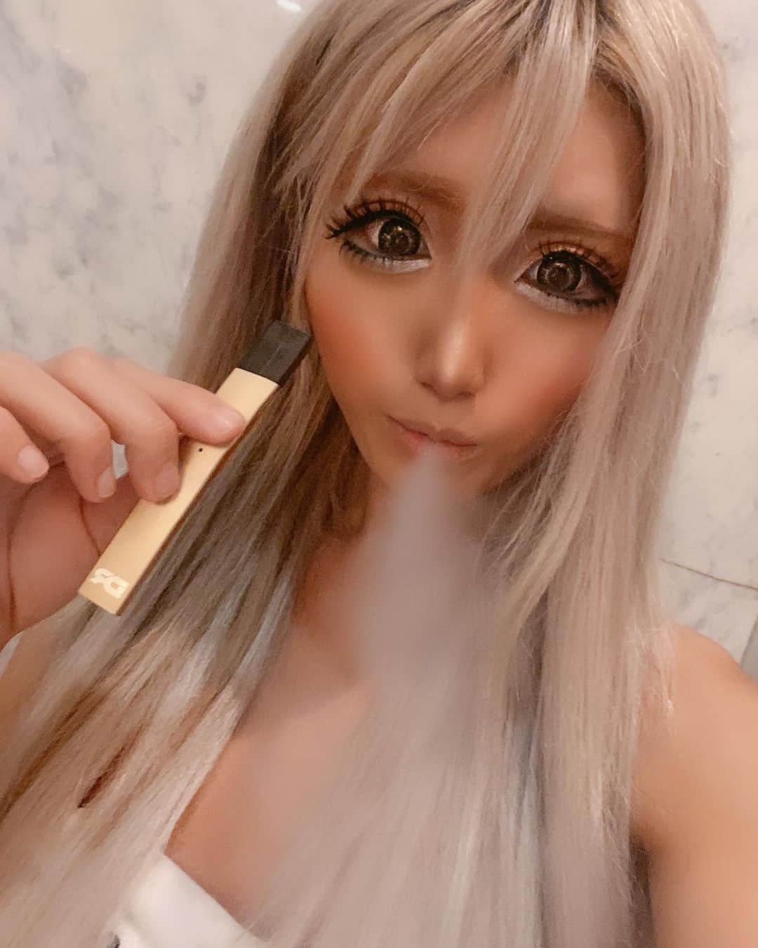 のインスタグラム：「. みなさーーん❤️ これ知ってる？😍😍 . Dr.stickって言う電子タバコなんだけど ニコチン0タール0匂い０の 健康に害がないやつ😍💗💗 禁煙したい人にもおすすめだし 私は猛烈ダイエット中なうだから 小腹が空いた時にこれ吸ってるよん💕 . フレーバーはミント味ですっきりだし めちゃくちゃ調子良き😝😝 シーシャ好きな人も絶対好きやと思う😍 . 今ちょーお得なキャンペーンやってるから詳しくはハイライトから見てみてね❣️❣️ @dr.stick_official  . #ドクタースティック#drstick#電子タバコ#水蒸気タバコ#禁煙#節煙#ベイプ#窪塚洋介#オシャレ#清春」