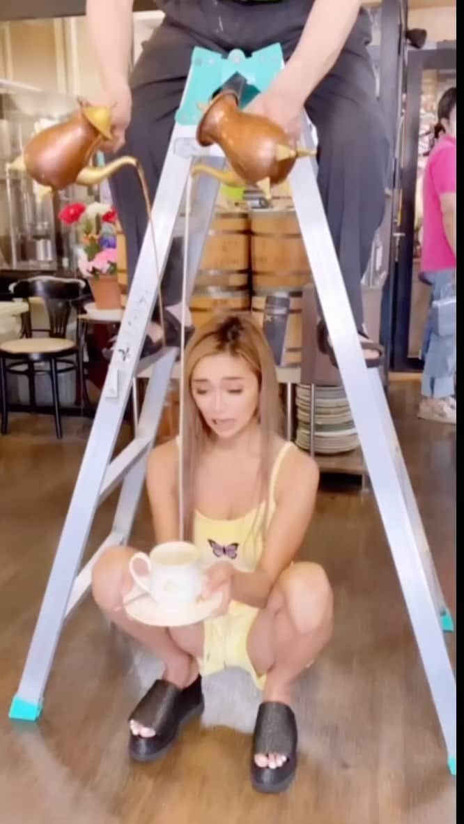 のインスタグラム：「名古屋のカフェへユニークだな❤️ みんなの前でお披露目は恥ずかしかったけど、楽しい思い出になりました🌟  （マスターは息子さん？からマスクしなさいと何回も怒られてましたw）暖かくてユニークなお店でした😂❤️  ❤️❤️❤️❤️❤️❤️❤️❤️❤️❤️  #名古屋観光 #名古屋カフェ  #名古屋ランチ #パフォーマンス #ユニークな発想 #面白いカフェ #楽しい時間 #楽しいカフェ #カフェ好きな人と繋がりたい #caferacer #cafeteller #youtuber #tiktoker #リール動画」