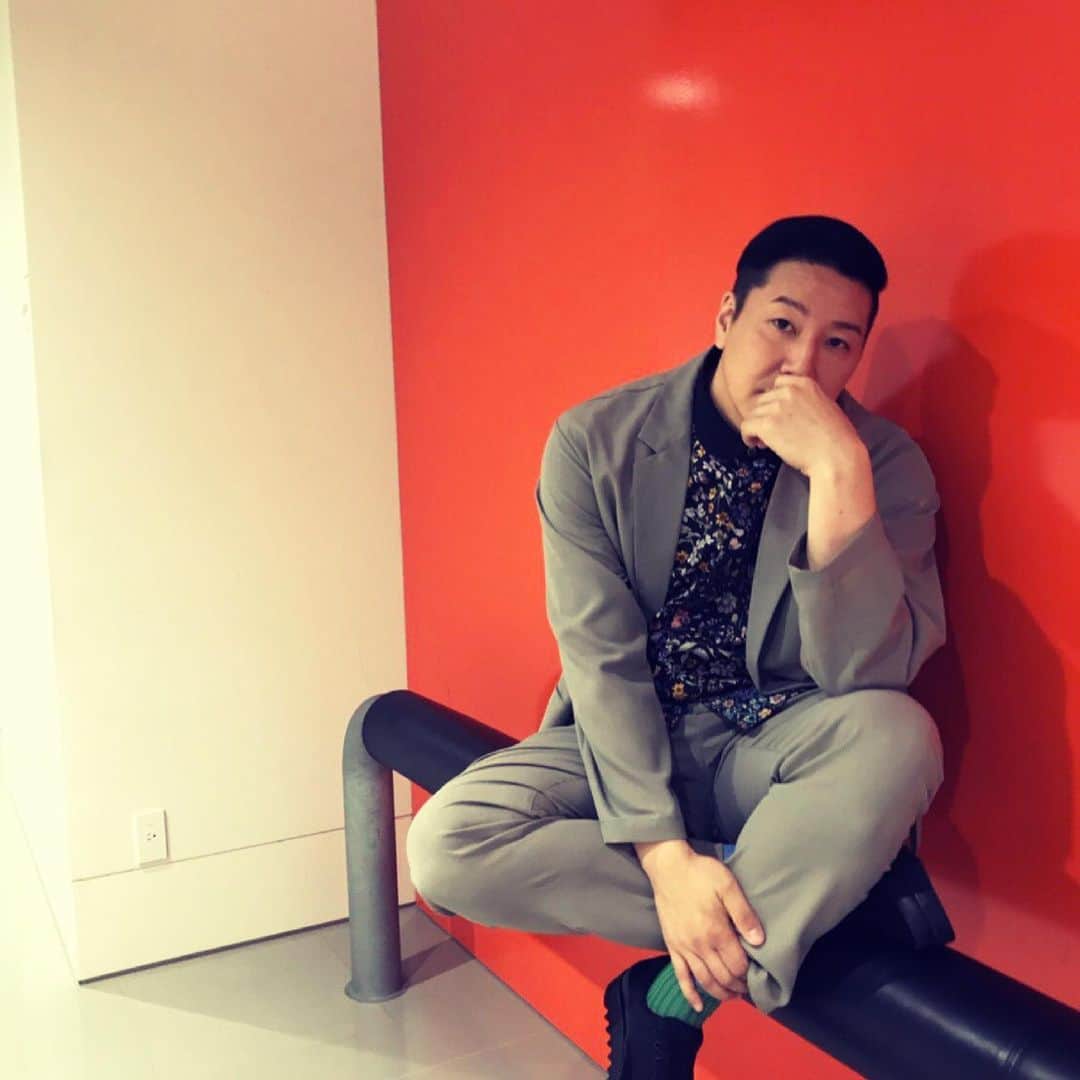 長田庄平のインスタグラム：「ファッショル  撮影:松尾アンダーグランド  #ファッション #肩コーデ #チョコレートプラネット」