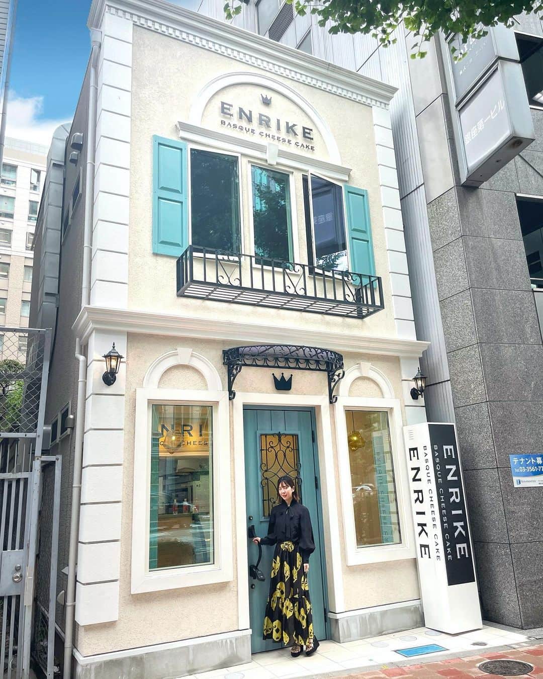 小川えりのインスタグラム：「6月22日にOPEN🥧 バスクチーズケーキエンリケ🧀 外観ちょー激かわよね！そしてお取り寄せは公式ホームページからにて予約お願いします👀@basque_cheese_cake_enrike  のインスタにも公式URL貼ってるからそこからも飛べる🥺 お値段は4980円(税込)です🙏 · #バスクチーズケーキエンリケ」