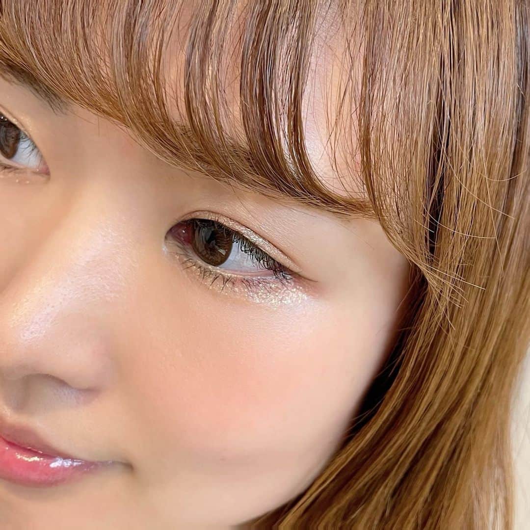 渕上舞のインスタグラム：「#長尾真奈美 ちゃんがプレゼントしてくれたアイシャドウでキラキラﾟ･*:.｡. .｡.:*･゜  #エチュード #プレイカラーアイズミニオブジェ」
