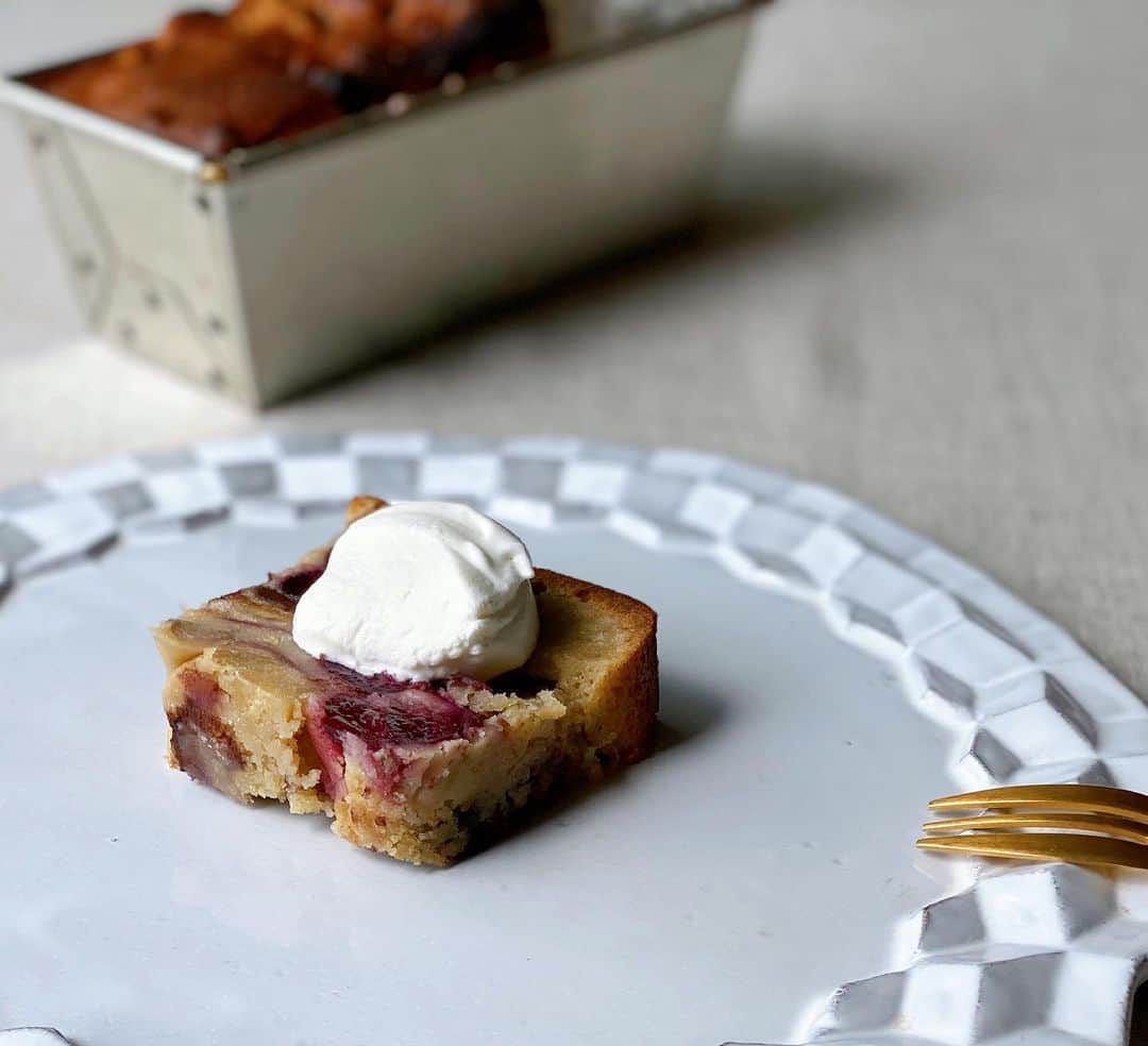 内山理名さんのインスタグラム写真 - (内山理名Instagram)「🍒🍫🍌...  この組み合わせは絶対に美味しいはずと思い、アメリカンチェリー・バナナ・ダークチョコでパウンドケーキ焼いてみたよ。  ⚫︎アメリカンチェリーはグランマルニエと蜂蜜でコンポートを作ってから生地に混ぜてみたの。  しっとり系で好みの大人なケーキに仕上がりました。  #cherrycake  #poundcake  #homemadecake  #astierdevillatte」6月17日 13時13分 - rinauchiyama_official