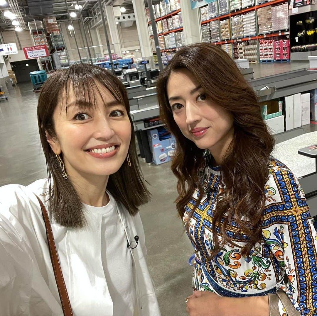 矢田亜希子さんのインスタグラム写真 - (矢田亜希子Instagram)「明日は沸騰ワード10 #沸騰ワード10#コストコ#日本テレビ#とうとう真珠もコストコへ#今回もまた開店前に貸切にしていただいたので記念に写真撮らせていただきました#貴重なお時間をありがとうございました#今回もイベントあります#お楽しみに ブルゾン @enfold_official  Tシャツ @auralee_tokyo  デニム @grlfrnd  スニーカー @stellamccartney  ピアス @celine」6月17日 13時15分 - akiko_yada