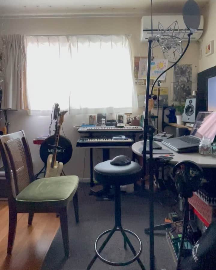 のインスタグラム：「撮影で使ったLED照明、仕事部屋に取り付けてみた。うん、ウザいです。」