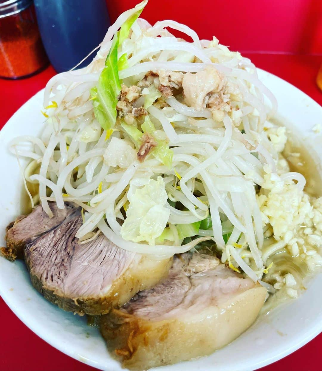 三浦奈保子さんのインスタグラム写真 - (三浦奈保子Instagram)「ラーメン二郎さん。 私はいつもアブラ少なめニンニク少なめヤサイマシです。 今日はあまりお腹のコンディションが良くなかったので麺も少なめに。  アブラは少し入れるのと入れないとでは スープのコクが全然違います！！  スープ少し薄い？と思って食べ進めましたが、 スープが見えるころには濃くなってました。下に溜まっていたようです。 でもヤサイがこぼれるので混ぜられないジレンマです。  #ラーメン二郎　#ラーメン　#アブラ #ラーメンインスタグラマー」6月17日 13時47分 - miura_naoko_