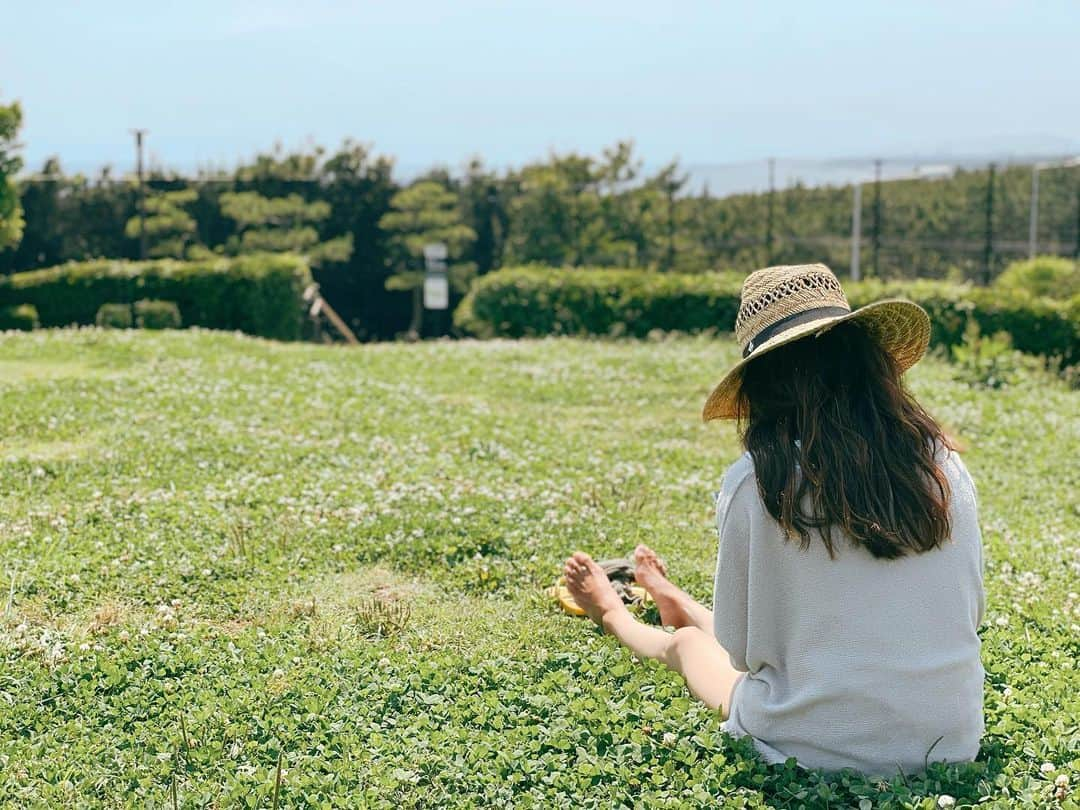 青山美郷のインスタグラム：「・ earthing 🌿  #summeriscoming#earthing#beautifulthingsinlife」