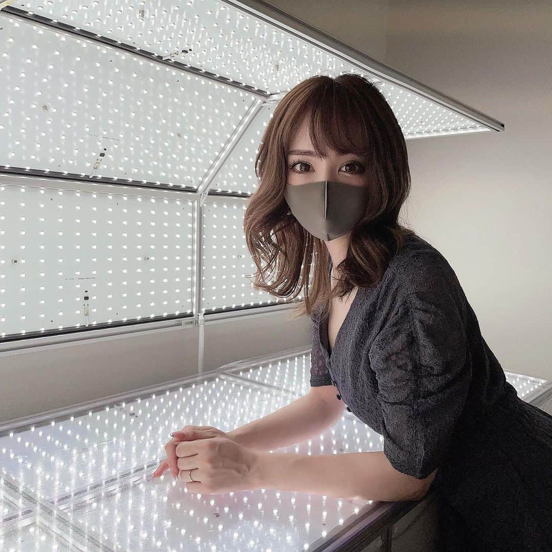 サキ吉さんのインスタグラム写真 - (サキ吉Instagram)「渋谷にあるエステサロンのDear TAINAさんにて 最近話題の美容マシンを体験してきました🥺❤️ @deartaina_shibuya  ． Pearl White Lab って知ってる？✨ 見た目はコラーゲンベッドみたいなんだけど💡 ４色のLEDライトに包まれる状態で この中に入って30~40分寝ると…… 体がポカポカしてきて汗がじんわり🙌 心地よくてリラックス出来ました😊 ． 出たあとはなんかいつもより視界が明るくて 身体も暖かくて元気になった感覚！✨ 美白、髪のつや、はり、基礎体温上昇、代謝促進などさまざまな効果が得られるんだって🙆‍♀️💕 日焼けはしないから安心だよ👏 ． 仕事の徹夜明けとか入りに行こう😏💕 これからお世話になります😊 ． ＜住所＞ 〒150-0002 東京都渋谷区渋谷2-19-15 宮益坂ビルディング102 ． #エステサロン #リラクゼーション #宮益坂 #個室エステサロン #pearlwhitelab #パールホワイトラボ #基礎代謝 #血行促進 #美髪 #冷え症 #疲労回復 #免疫力アップ #LEDライト #可視光線 #ニキビケア #毛穴ケア #シミケア #くすみケア #セルライトケア #エンダモロジー #ハイドラフェイシャル #マイクロ波温熱治療 #メタトロン #オールハンドマッサージ #医療連携エステサロン #PR」6月17日 19時51分 - sakikichi1201