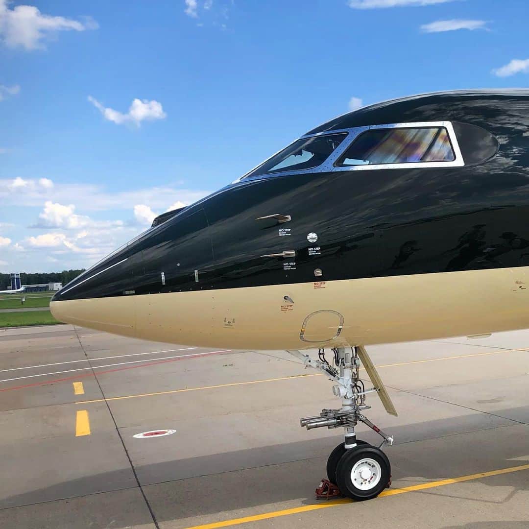 前澤友作のインスタグラム：「Face of my new plane. Exterior color is "Oribe Green" that was used for Rolls Royce Phantom Oribe.   新しい飛行機の顔。外装色はロールスロイスのファントムオリベに使った「オリベグリーン」です。  #Bombardier #G7500 #PhantomOribe」