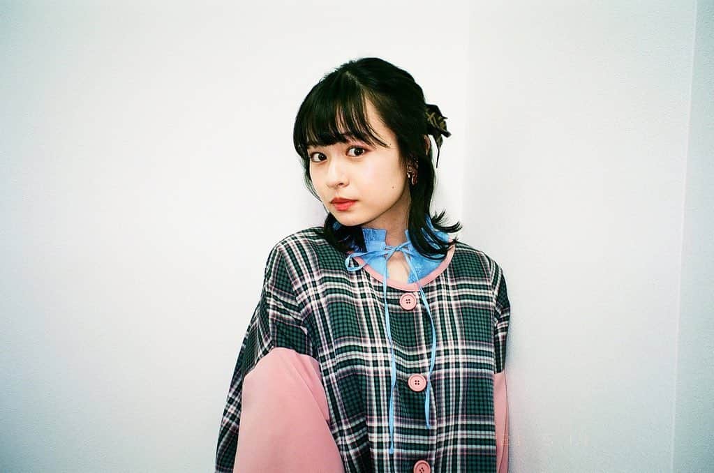 のインスタグラム：「MILLENNIAL放送日である今日を迎えるまでに 本当に沢山の方に協力して頂きました。 様々な撮影現場からプライベートまで。  幼馴染みにも参加してもらいました笑👭🏻  今まで話したことのない、 見せたことのない 何かがあるかもしれません。。  ブラックシンデレラ後編とあわせて 23時~是非ご覧ください！🤍」