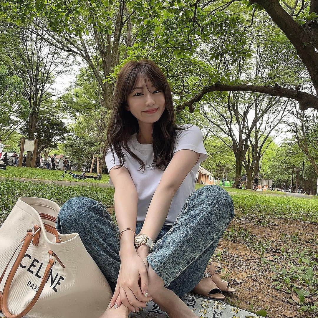 椎名美月さんのインスタグラム写真 - (椎名美月Instagram)「皆様こんにちは  この時期はとてもアメリカンチェリーが食べたくなりますね。  さぁここで質問ですが、皆様は小さな頃好きだった教科はありますか？私は小さい頃、自由に想いをかける作文が好きでした。とても集中出来るし起承転結を考えてまるでパズルのような感覚でした。正解も、ある程度の工程をクリアしていれば無限大。一方そんな少女だった私は数学が苦手でした。数学って1つの答えしかないし、工程を理解してないと絶対解けないから基本話聞いてない私には難しかったです…  あ、写真と全然話が違ってすみません…この間母と娘と代々木公園へ行って参りました。母はどんどん写真が上手くなります。これがインスタをやる娘を持った宿命ですね。 3枚目からは娘が撮ってくれました📷いつも撮りあいっこしています。  #celine #hermes #uniqlo #isabelmarant #yoyogipark #harajuku #原宿 #代々木公園 #ユニクロ #ap #audemarspiguet #cartier #tokyo #美容 #エステ #痩身 #痩身エステ #脱毛 #メンズ脱毛 #港区エステ #表参道 #南青山 #表参道エステ #南青山エステ #シングルマザー #経営者 #tokyo #港区 #札幌 #大通り」6月17日 14時32分 - mizkiss