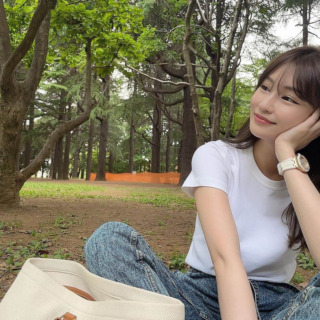 椎名美月さんのインスタグラム写真 - (椎名美月Instagram)「皆様こんにちは  この時期はとてもアメリカンチェリーが食べたくなりますね。  さぁここで質問ですが、皆様は小さな頃好きだった教科はありますか？私は小さい頃、自由に想いをかける作文が好きでした。とても集中出来るし起承転結を考えてまるでパズルのような感覚でした。正解も、ある程度の工程をクリアしていれば無限大。一方そんな少女だった私は数学が苦手でした。数学って1つの答えしかないし、工程を理解してないと絶対解けないから基本話聞いてない私には難しかったです…  あ、写真と全然話が違ってすみません…この間母と娘と代々木公園へ行って参りました。母はどんどん写真が上手くなります。これがインスタをやる娘を持った宿命ですね。 3枚目からは娘が撮ってくれました📷いつも撮りあいっこしています。  #celine #hermes #uniqlo #isabelmarant #yoyogipark #harajuku #原宿 #代々木公園 #ユニクロ #ap #audemarspiguet #cartier #tokyo #美容 #エステ #痩身 #痩身エステ #脱毛 #メンズ脱毛 #港区エステ #表参道 #南青山 #表参道エステ #南青山エステ #シングルマザー #経営者 #tokyo #港区 #札幌 #大通り」6月17日 14時32分 - mizkiss
