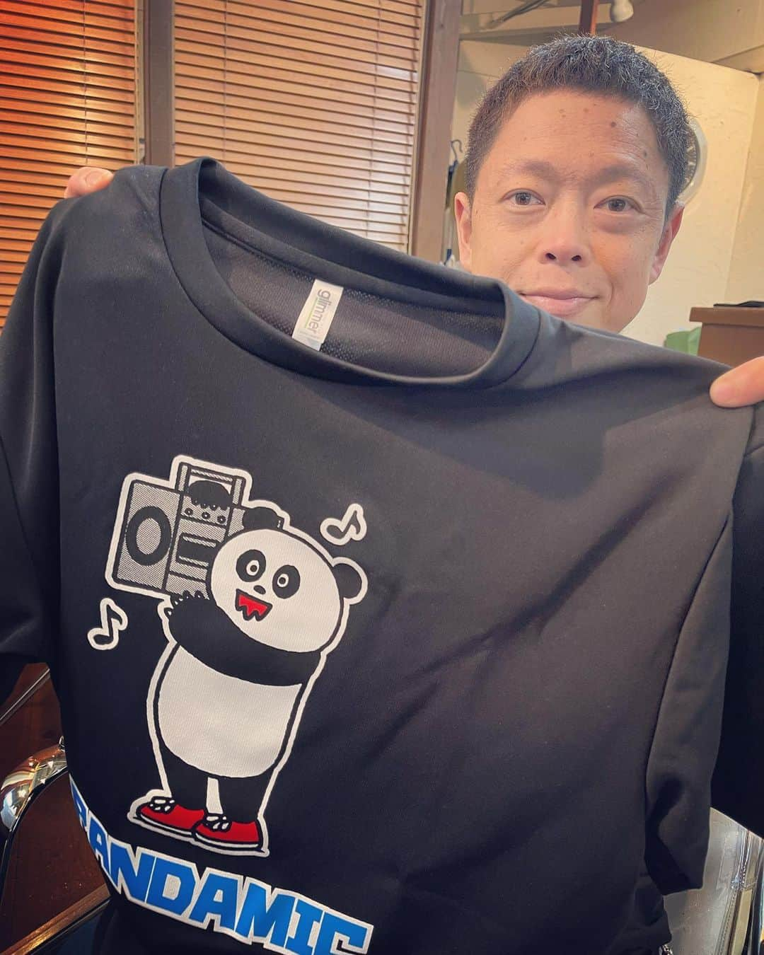 杉本知香さんのインスタグラム写真 - (杉本知香Instagram)「ネゴちゃんにもらったTシャツ可愛ゆい🐼😍❣️ 最近再ブレイク中のジョイマン😆 なんだこいつーTシャツ、ネゴちゃんに描いてほしいな（笑）  #中目黒美容室 #ジョイマン池谷#ジョイマン #なんだこいつー#ナナナナーナナナナー  #ネゴシックス#nego6#ネゴT #華大さんと千鳥くん」6月17日 14時44分 - sugimotoc