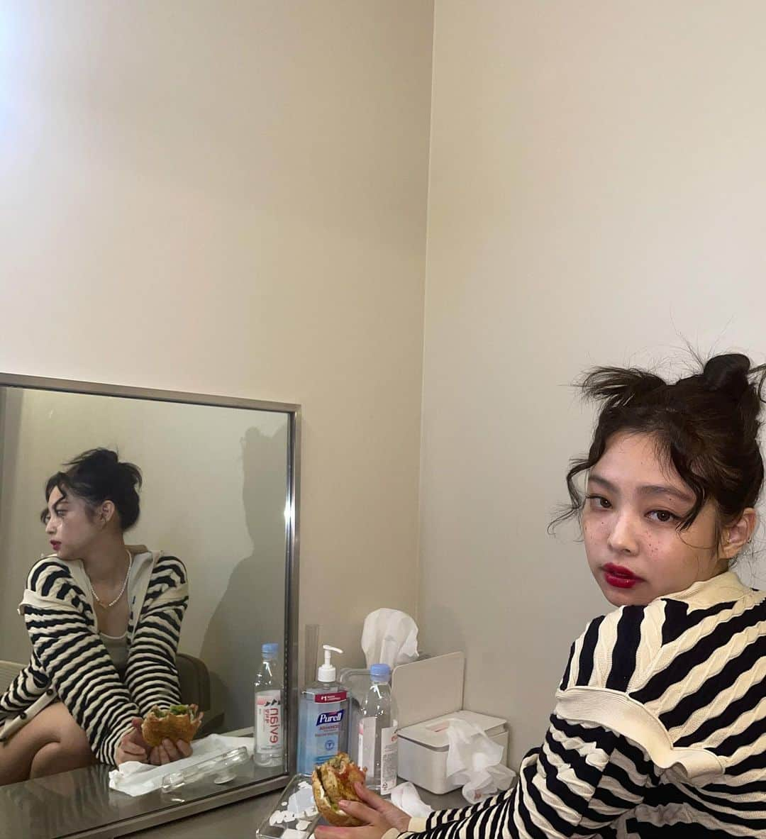 ジェニーさんのインスタグラム写真 - (ジェニーInstagram)「Burgertime after work 💋💄🍔」6月17日 15時01分 - jennierubyjane