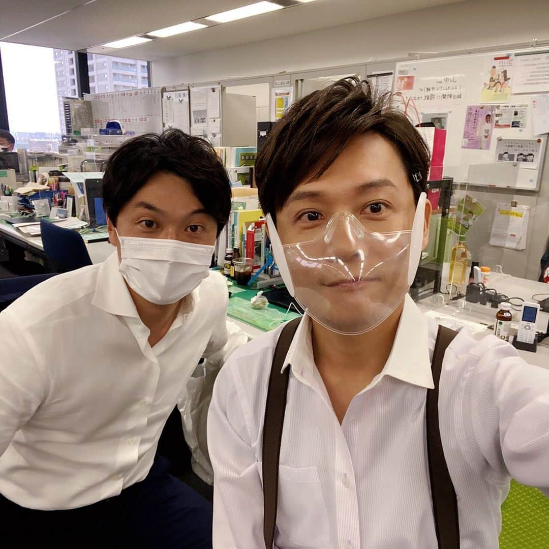 金山泉のインスタグラム：「アナウンサー室で本番前の大吉アナに遭遇😊 久しぶりに話したけど元気そうで良かった✨✨ 大吉アナは今からよんちゃんTVの打ち合わせ📺 みなさんよんちゃんTV、ぜひご覧下さい😊  #MBS #よんちゃんTV #大吉洋平」