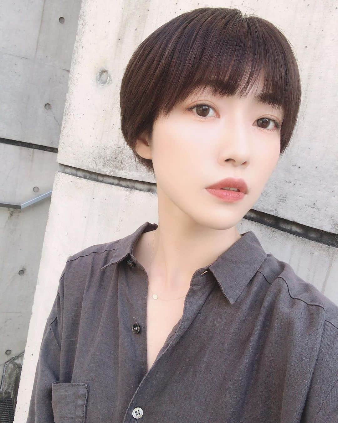 市川まさみさんのインスタグラム写真 - (市川まさみInstagram)「この前の美容院終わり💇‍♀️ 顔まわりをさらに短くしたよ。 今回はカラーも暗めにしてもらった。  いつも大体グレージュ系にしてるよ❤︎  #freera  #freeraomotesando #stylist #mai  #フリーラ #表参道 #東京 #japan #ショートスタイル  #ショートヘア #グレージュ」6月17日 16時03分 - ichii710