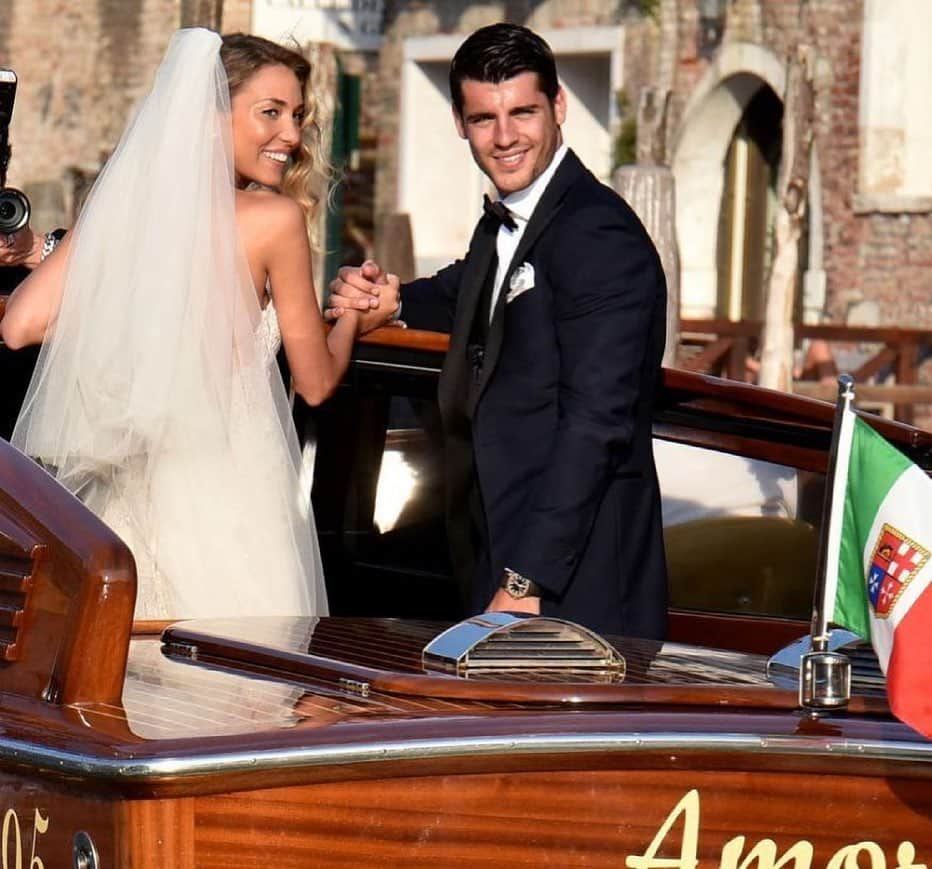 アルバロ・モラタのインスタグラム：「Buon aniversario amore mio, la prima volta che ti ho visto sapevo che saresti diventata mia moglie. Ogni giorno mi piaci di più e sei il mio orgoglio. Sposa mamá e amica incredibile. Ti amo follemente @alicecampello ❤️ 4 anni 💍 👸」