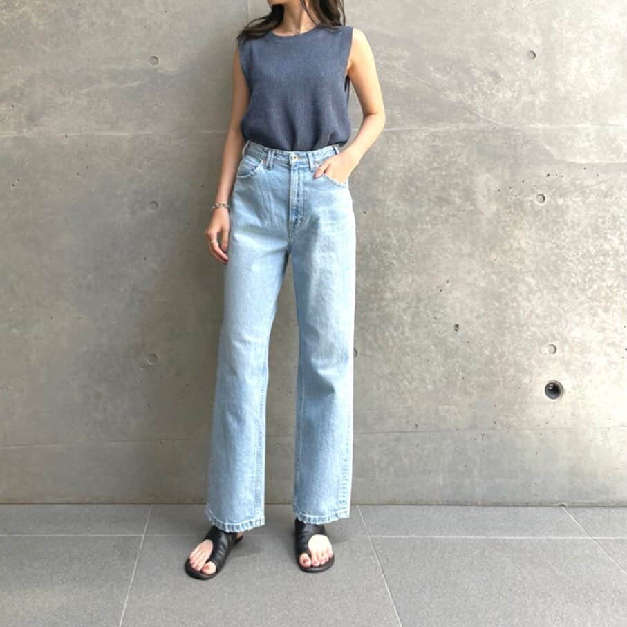 Moname Official Instagramのインスタグラム：「. 腰回りすっきり穿けるストレートシルエット。 明るい淡色のアイスブルー。 脚のラインもキレイ見え、 後ろ姿も美尻に見える、 この夏に1本は持っていたいデニムです✨ . Straight No.41101005 col.IBL ￥17,600 . height 163cm . #moname #21SS #デニム #コーデ #モナーム#instafashion#denim#Moname_code#jeans#デニム#ストレッチデニム#美脚#はきごこち抜群#デニムコーデ#ジーンズ好き#デニムパンツ#デニム女子#フレンチカジュアル#ootd#大人カジュアルコーデ#シンプルコーデ #きょコ #今日のコーデ#160cmコーデ#きれいめカジュアル#大人かわいい#大人カジュアル#夏コーデ#大人シンプル#ラフコーデ」
