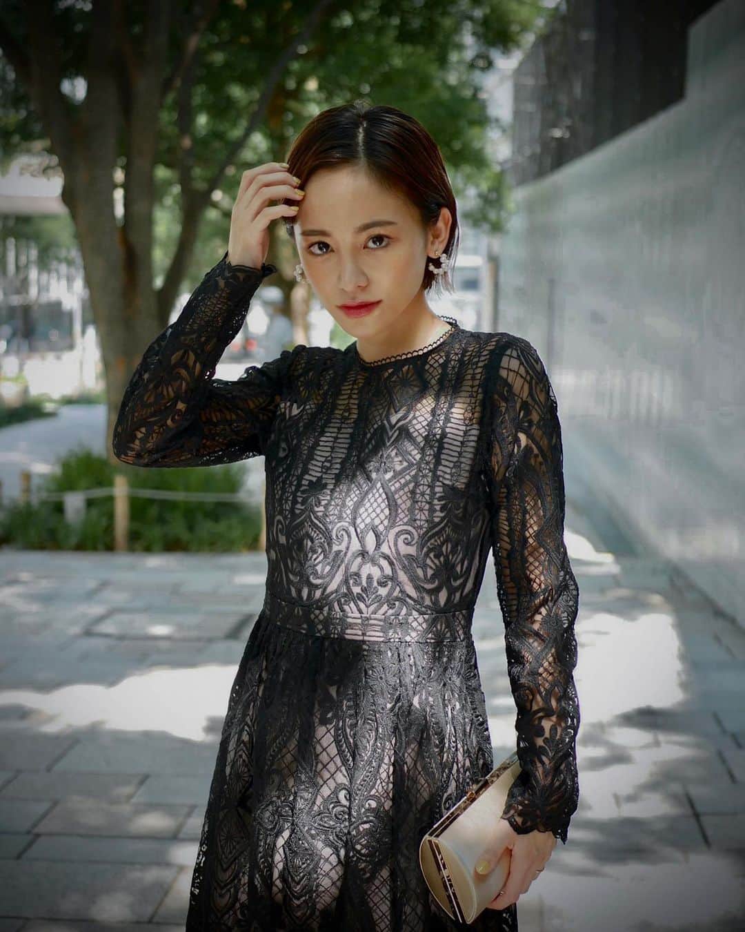 宮本沙恵のインスタグラム：「この写真撮った日は朝からエステに行きました。 その直後の写真…エラが小さくなっとるー😱✨ . 老廃物が流れたから頭のハチが無くなって、こんなタイトな髪型も出来ちゃったよ🤩 . お友達の @parafuse.kaori_tokyo 👏 いつもありがとう🖤🖤 会うと心も身体もスッキリ💆‍♀️✨ #parafuse」